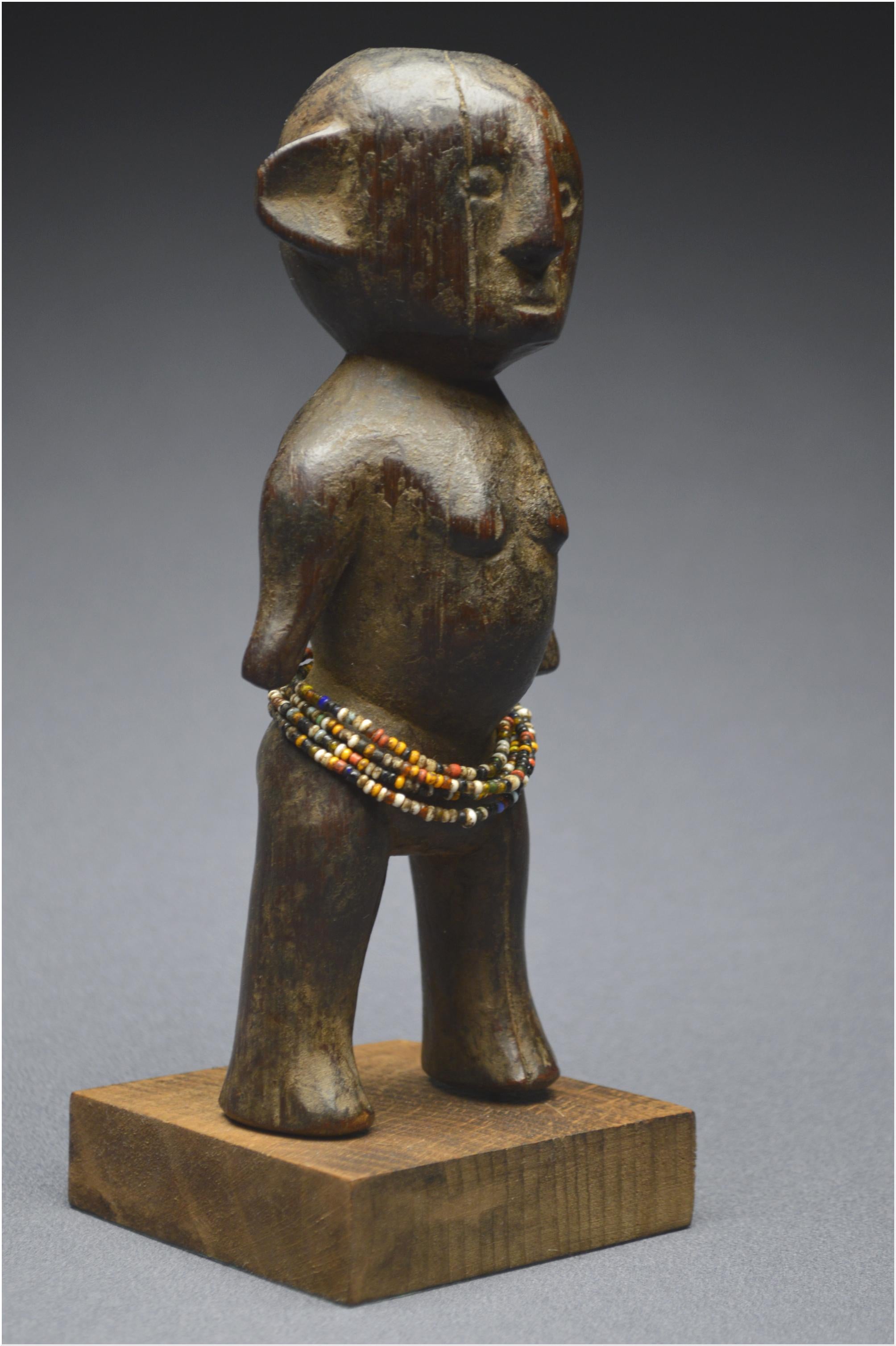 Old anthropomorphic statuette with shiny patina

Tanzania, Nyamwezi people
Mid-20th Century

Old fetish representing a female figure standing on powerful legs. The massive body girdled with a necklace of small multicolored pearls, accommodates
