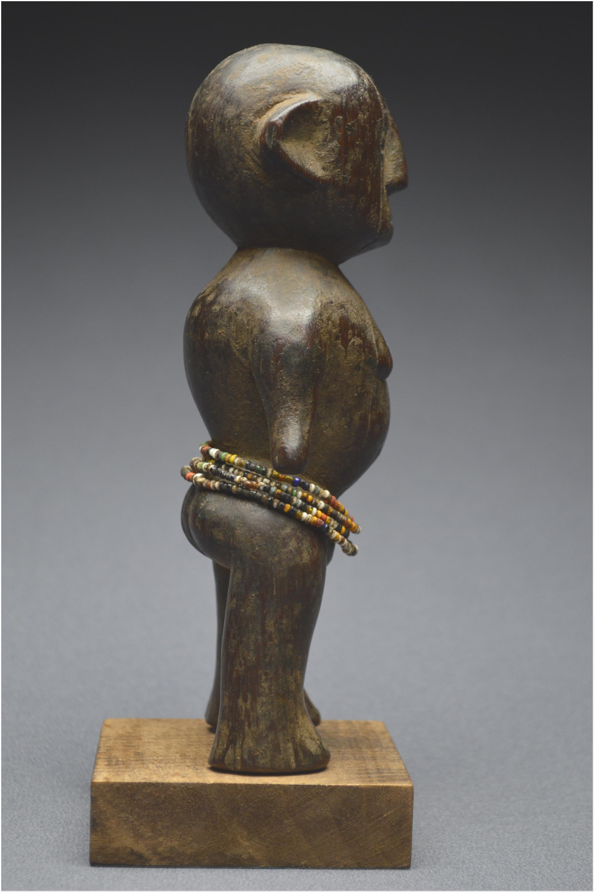 Middle of 20th Century, Tanzania, Nyamwezi People, Old Anthropomorphic Statuette In Fair Condition In VILLEFONTAINE, FR