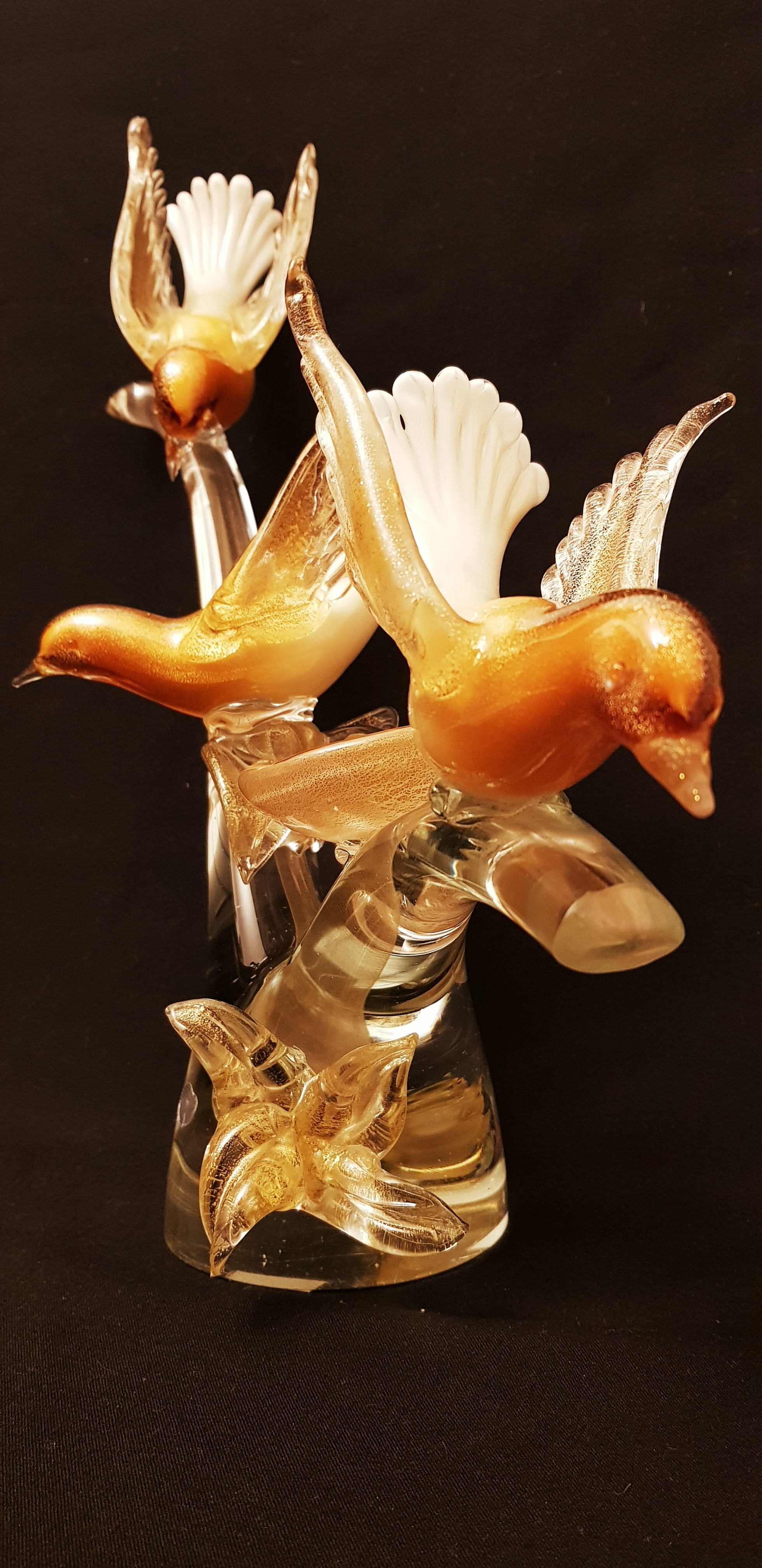 Beautiful middle of century murano glass extralarge birds on the branch with gold leaf, with nest and eggs inside, each bird have 17 cm, the sculpture have 40 cm tall and 46 cm width, original sticker Salviati by Alfredo Barbini, brilliant condition.