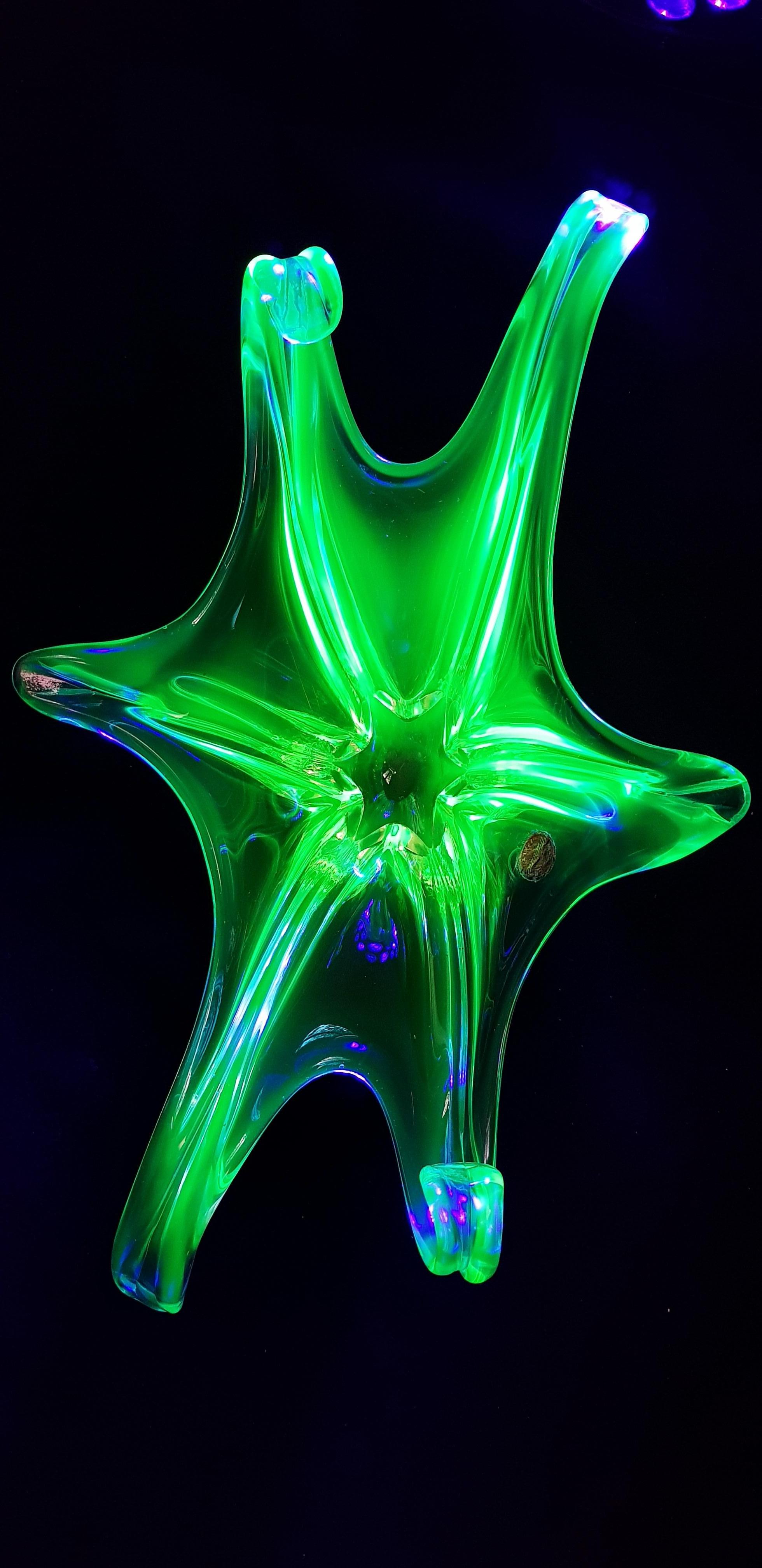 Middle of Century Extralarge Murano Glass Somerso Uranium Centerpiece For Sale 3