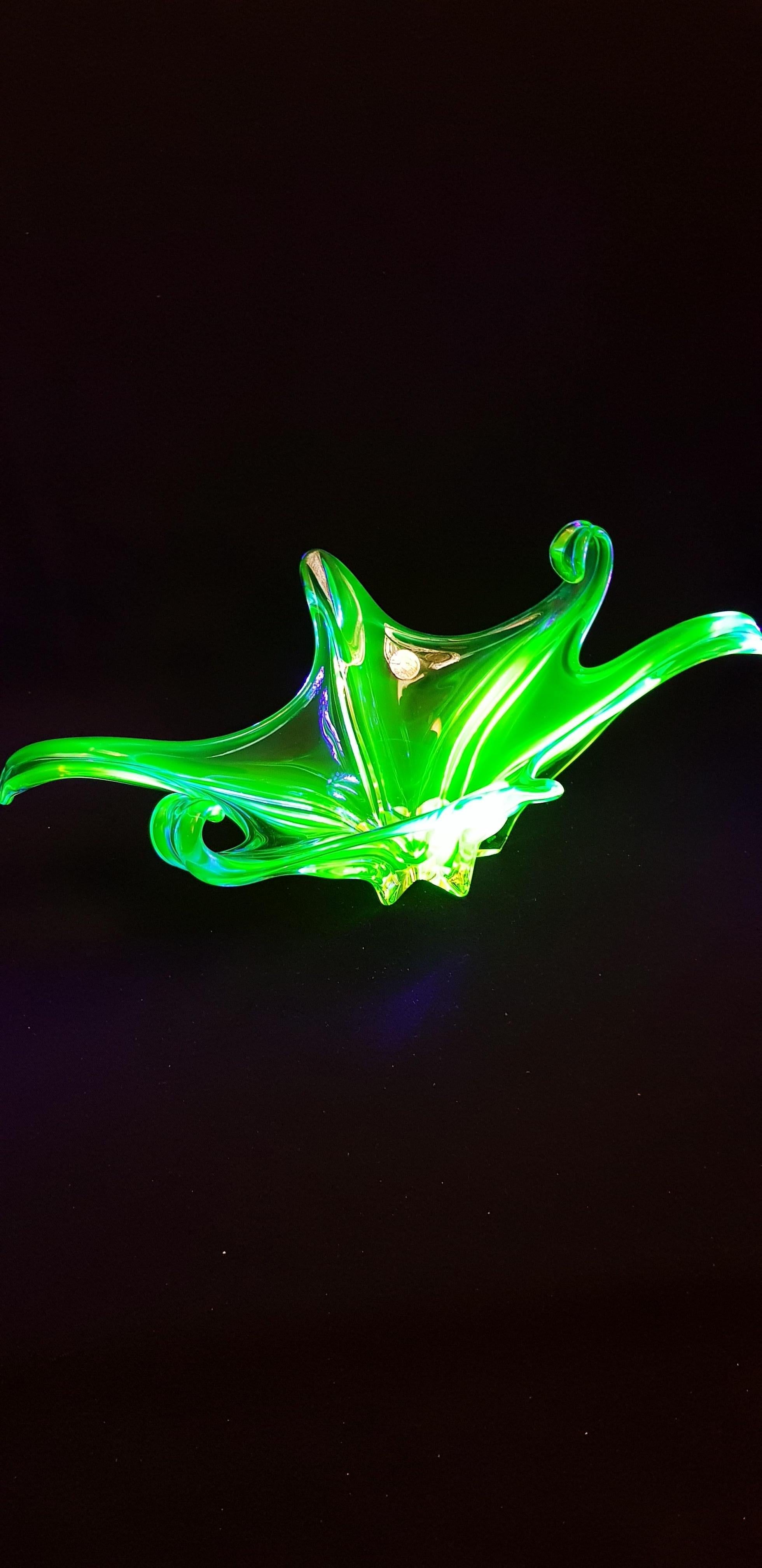 Middle of Century Extralarge Murano Glass Somerso Uranium Centerpiece For Sale 1