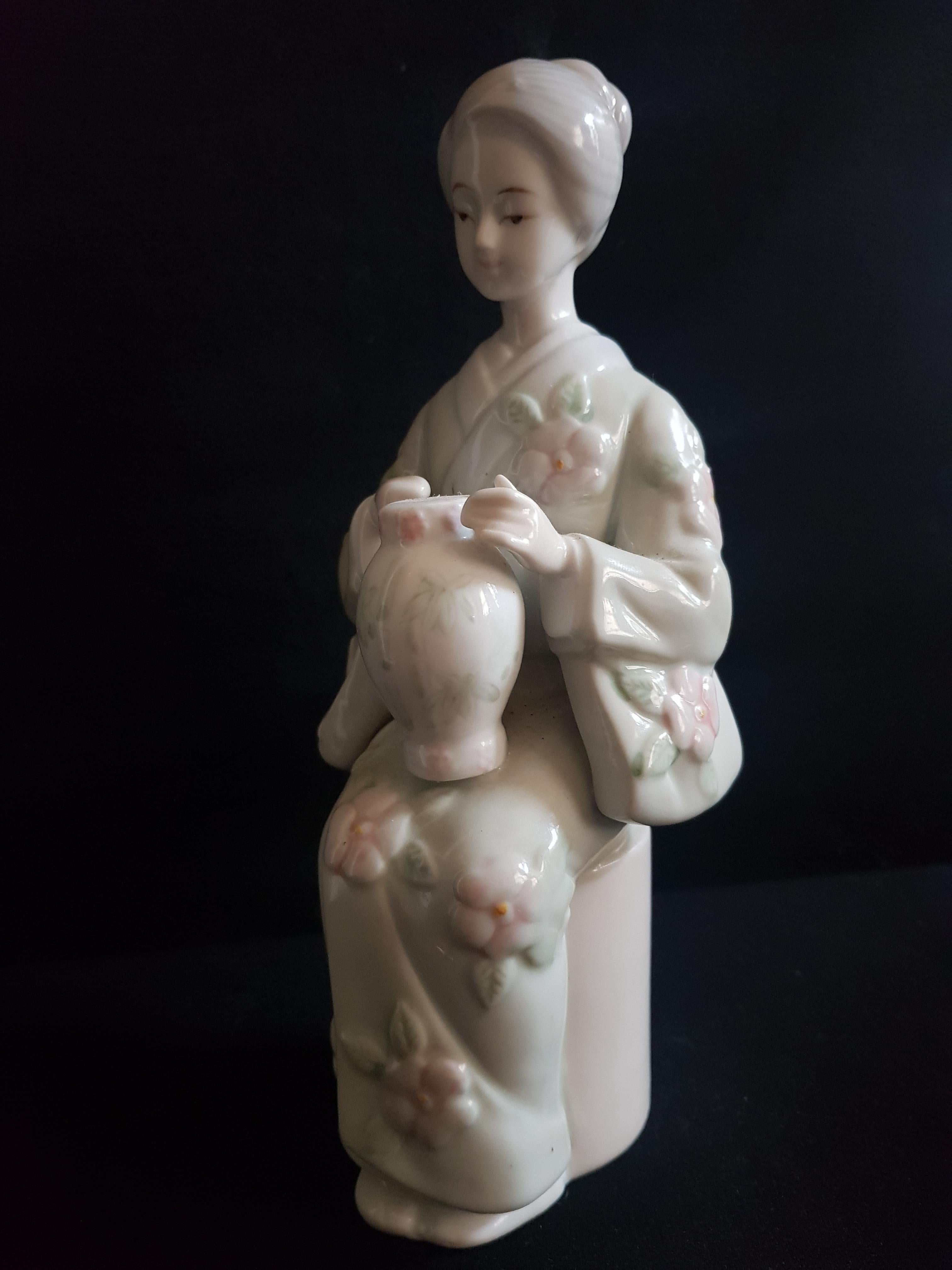 Beautiful vitange Japanese hand made ceramic gheisha brilliant condition.