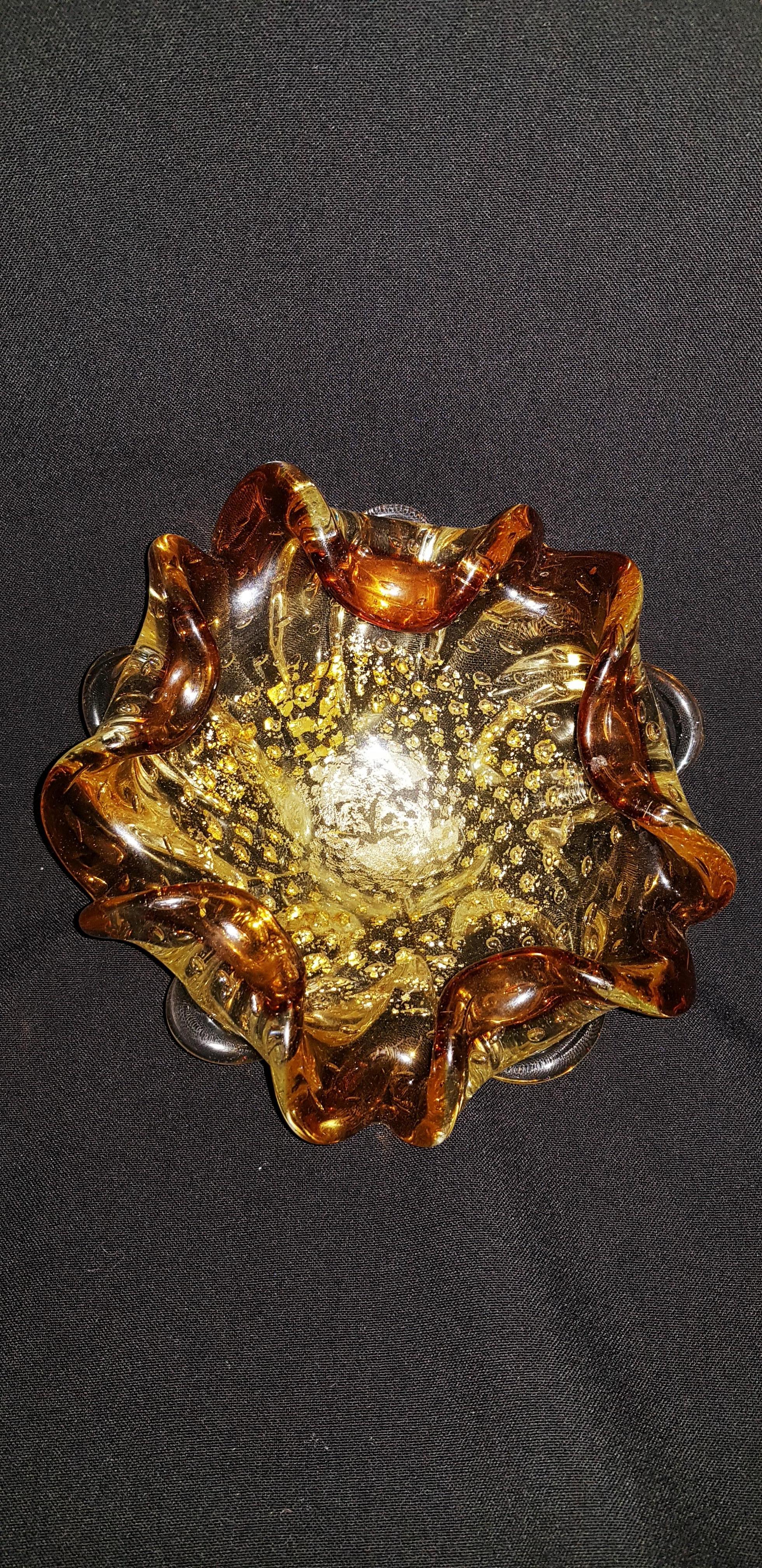 Beautiful middle of century Murano glass bowl with gold leaf and controlled bubbles, by Fratelli Toso brilliant condition.