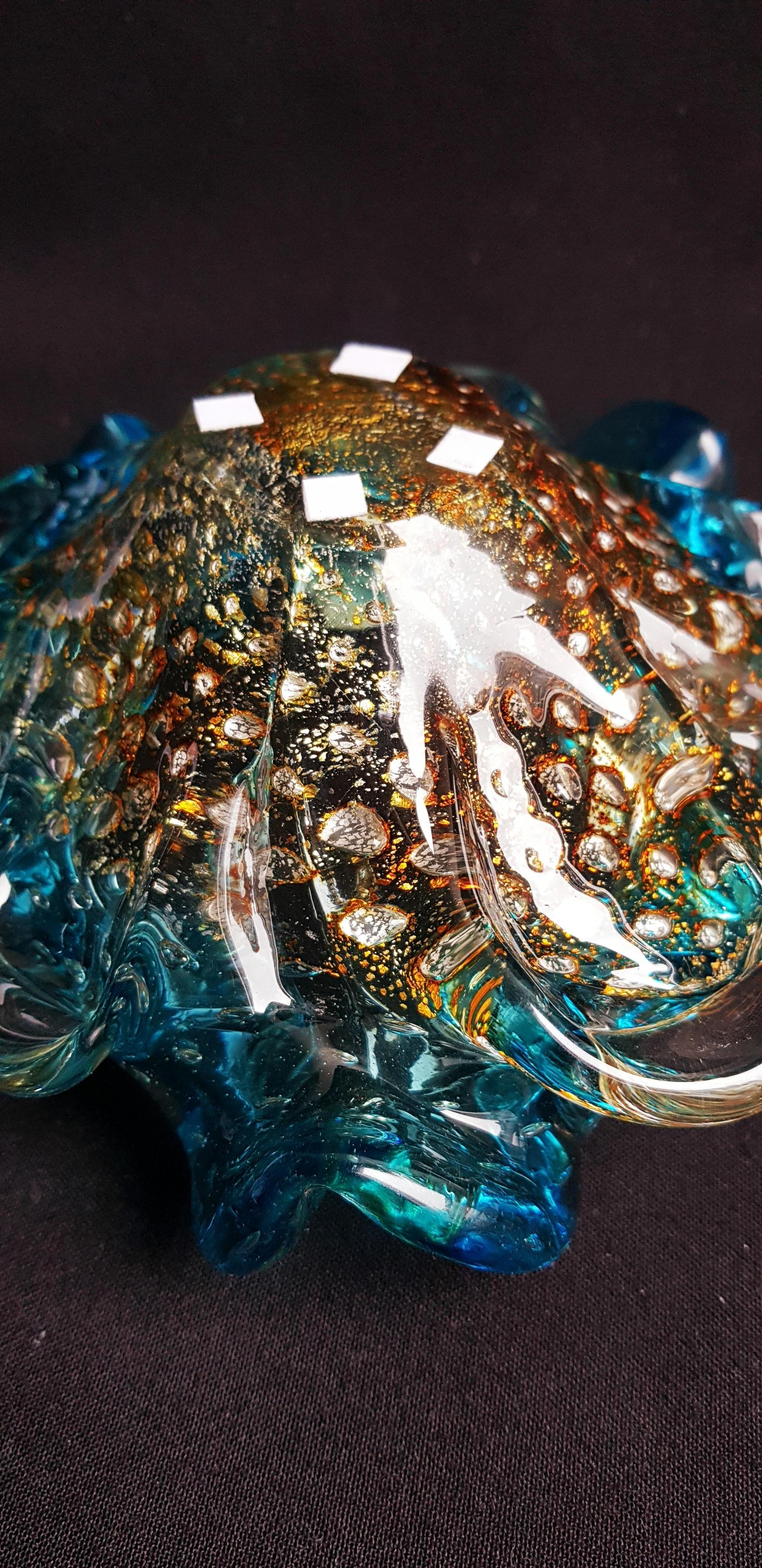 Italian Middle of century murano glass somerso bowl with gold leaf and controlled bubble For Sale