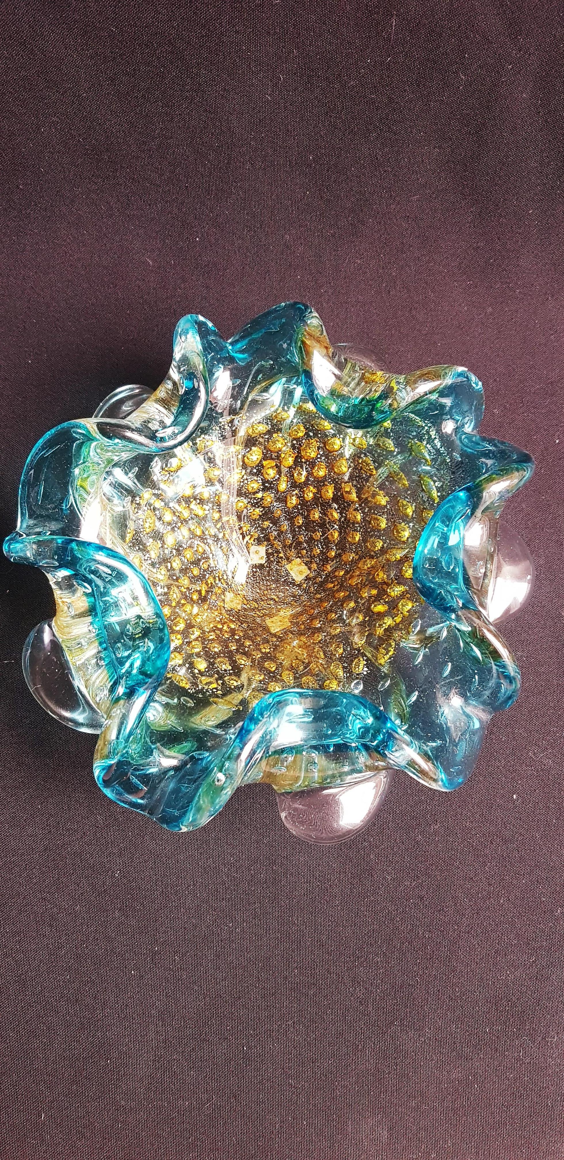 Middle of century murano glass somerso bowl with gold leaf and controlled bubble In Excellent Condition For Sale In Grantham, GB