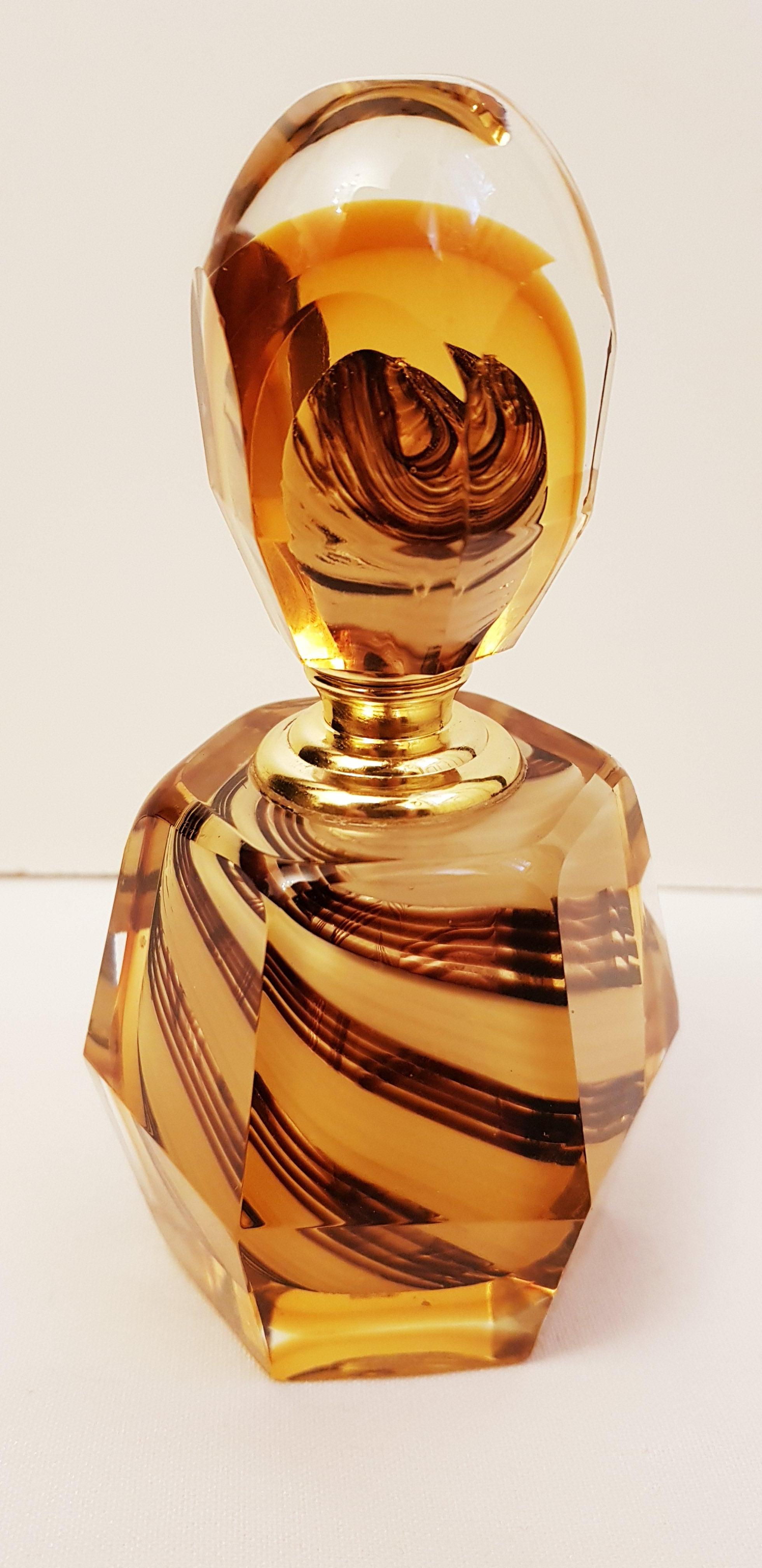 Beautiful middle of century murano glass somerso Perfume Bottle with black and white filigrana, hand faceted brilliant condition.