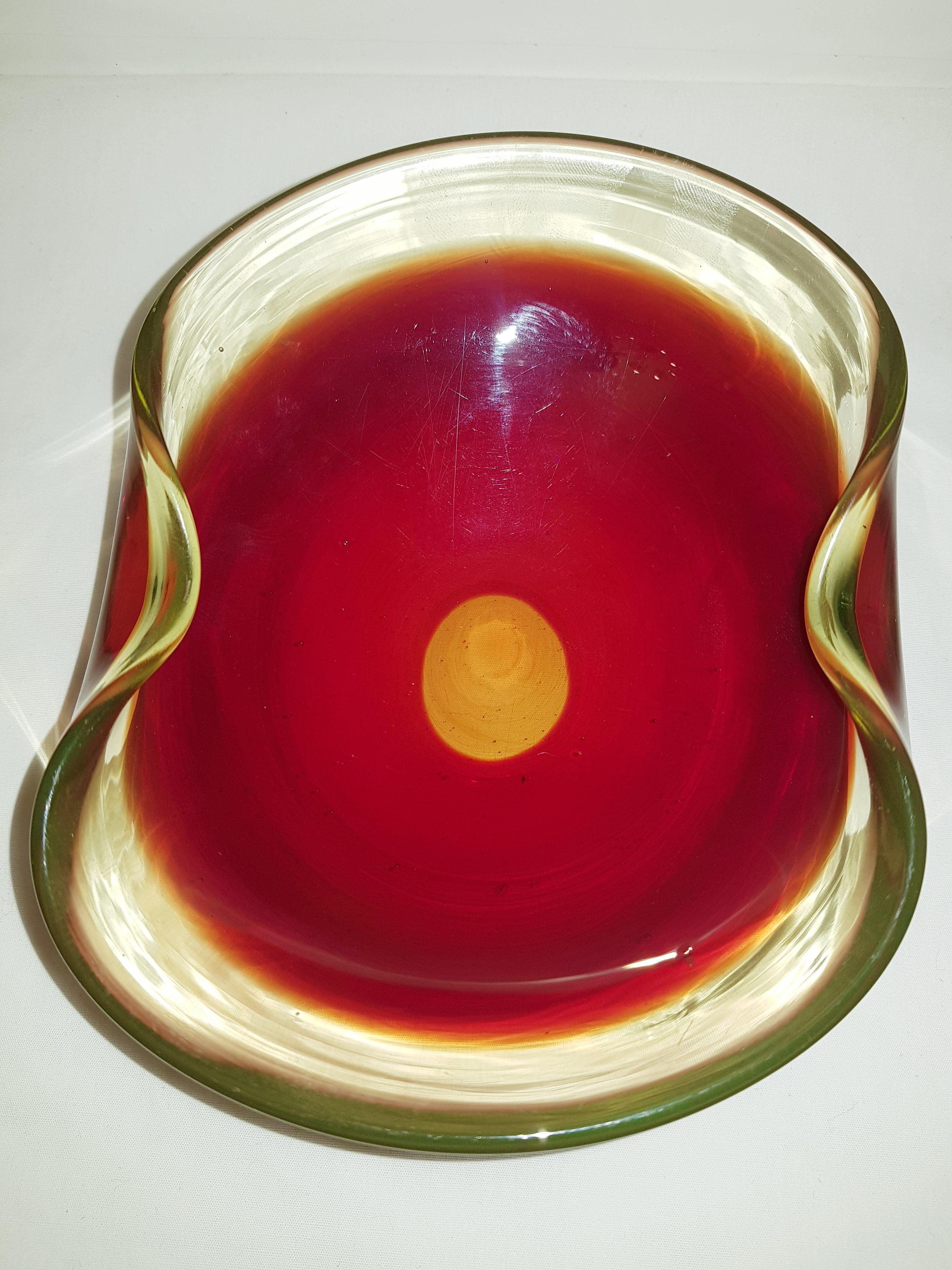 Middle of Century Murano Glass Somerso Uranium Bowl In Excellent Condition For Sale In Grantham, GB