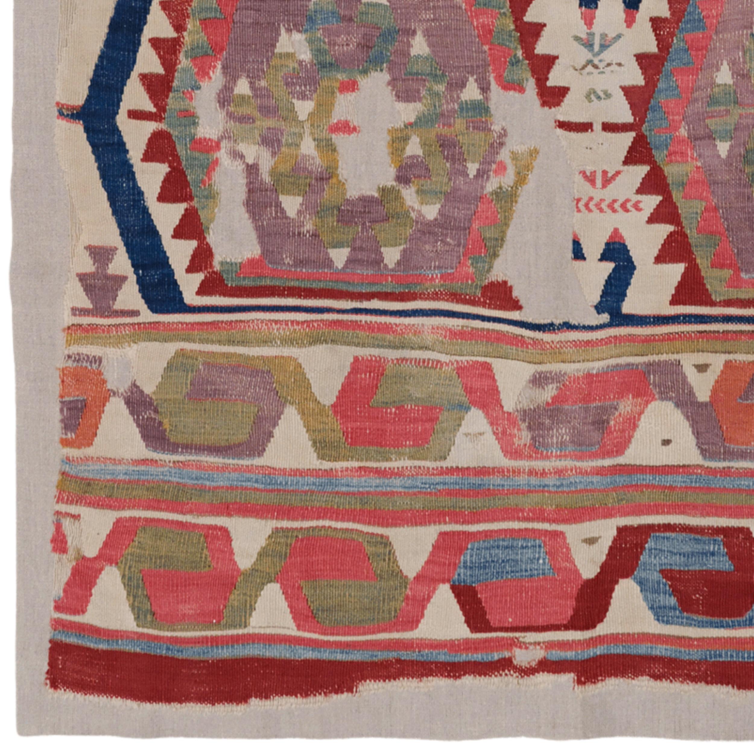 Mitte des 18. Jahrhunderts Zentralanatolien Aksehir Kilim

Dieser seltene handgewebte Akşehir-Teppich, der Mitte des 18. Jahrhunderts von den künstlerischen Händen Anatoliens entworfen wurde, ist ein Symbol für zeitlose Eleganz. Sein Design mit