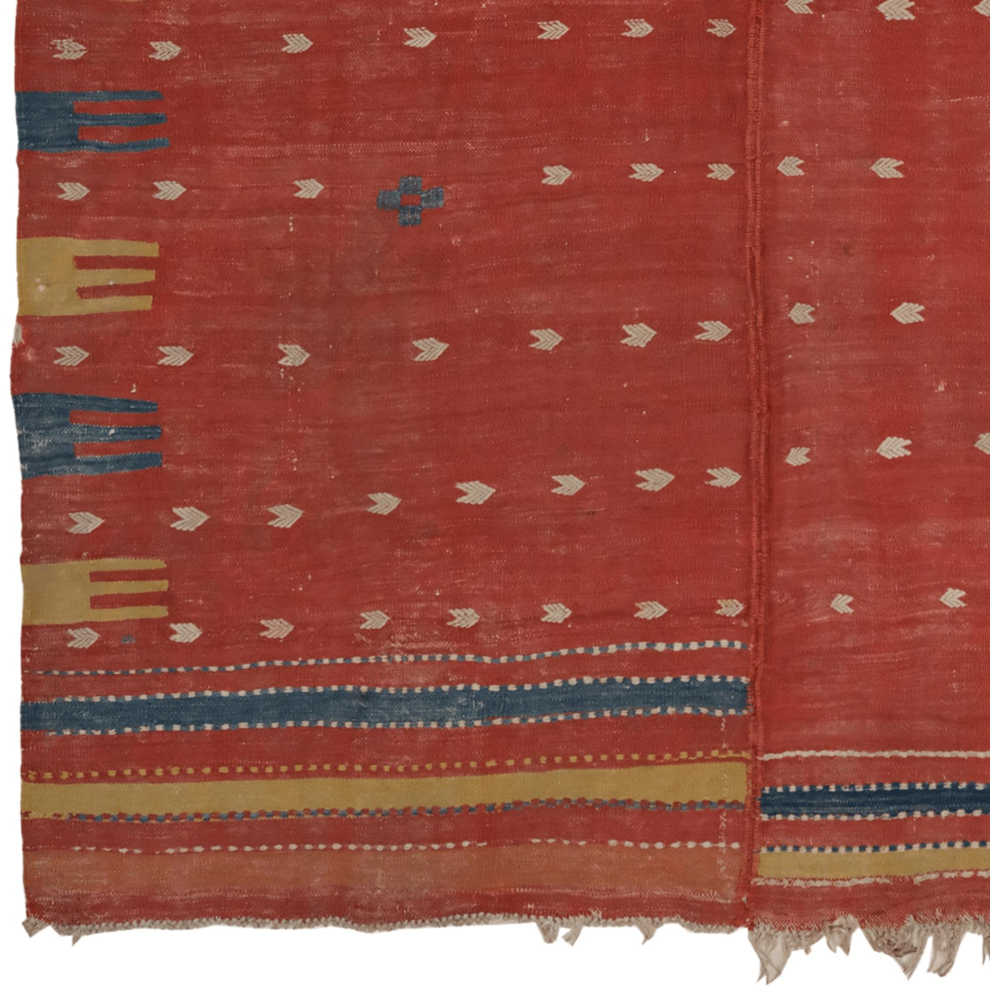 Questo magnifico tappeto antico Anatolian Cal Kilim è un raro tappeto tessuto a mano risalente alla metà del XIX secolo. I motivi geometrici e simbolici su sfondo rosso riflettono il ricco patrimonio culturale della regione. La tessitura del tappeto