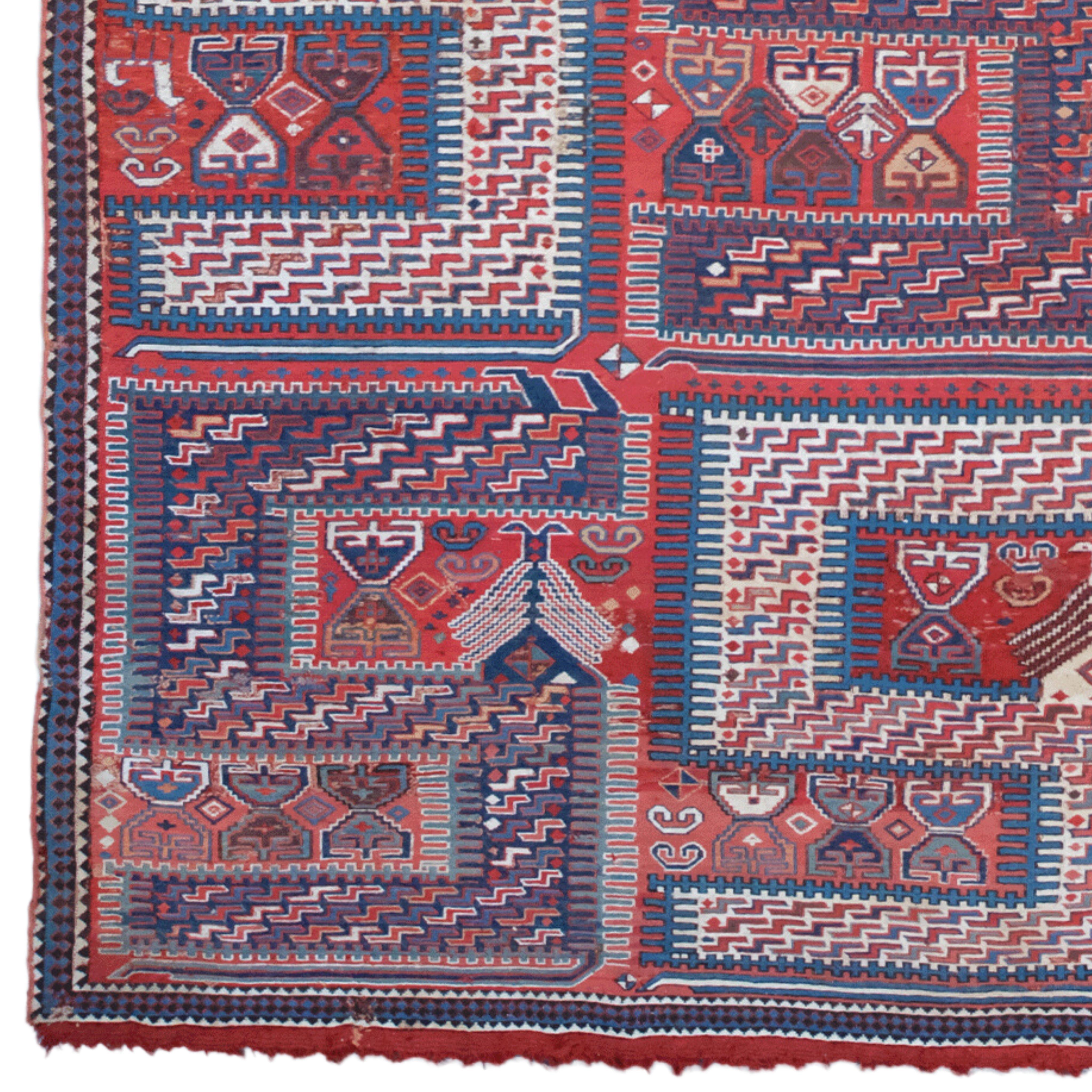 Ancien tapis caucasien Zileh du milieu du 19e siècle

Ce tapis antique caucasien Zileh unique est une œuvre d'art rare datant du milieu du XIXe siècle. Ce tapis, qui se distingue par la finesse de son travail à la main et la richesse de sa palette