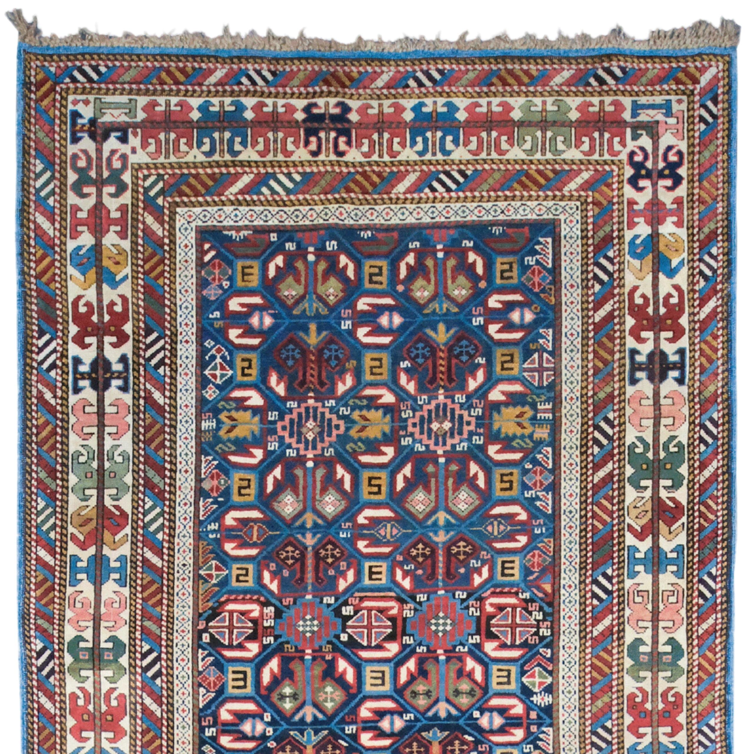 Ce magnifique chemin de fer caucasien de Shirvan du XIXe siècle est une œuvre d'art qui reflète l'art unique des maîtres tisseurs. Finement fabriquée à la main, cette pièce authentique présente un orchestre harmonieux de motifs géométriques et