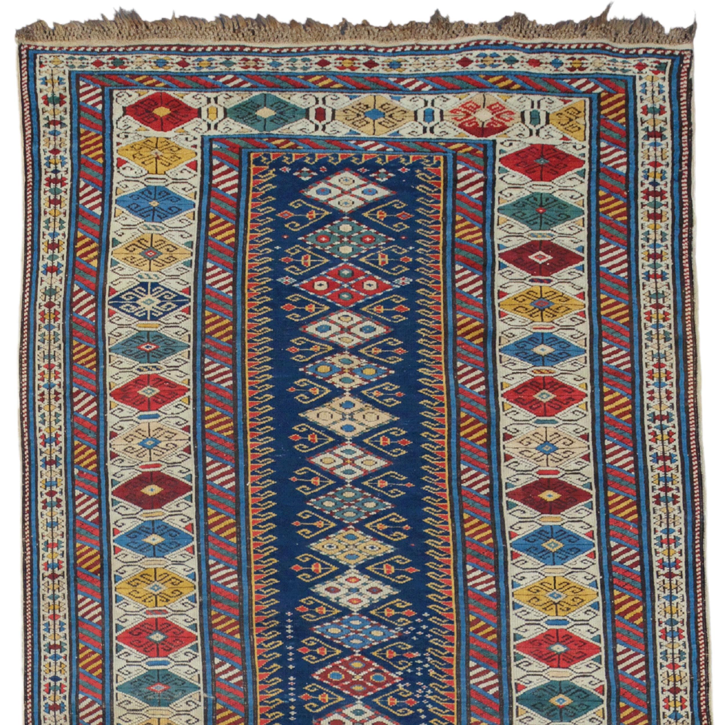 Ce chemin de table antique de Shirvan date du milieu du XIXe siècle. Il s'agit d'une pièce rare qui reflète la riche tradition de tissage du Caucase. Le chemin de table est décoré de motifs géométriques traditionnels et de couleurs vives et est