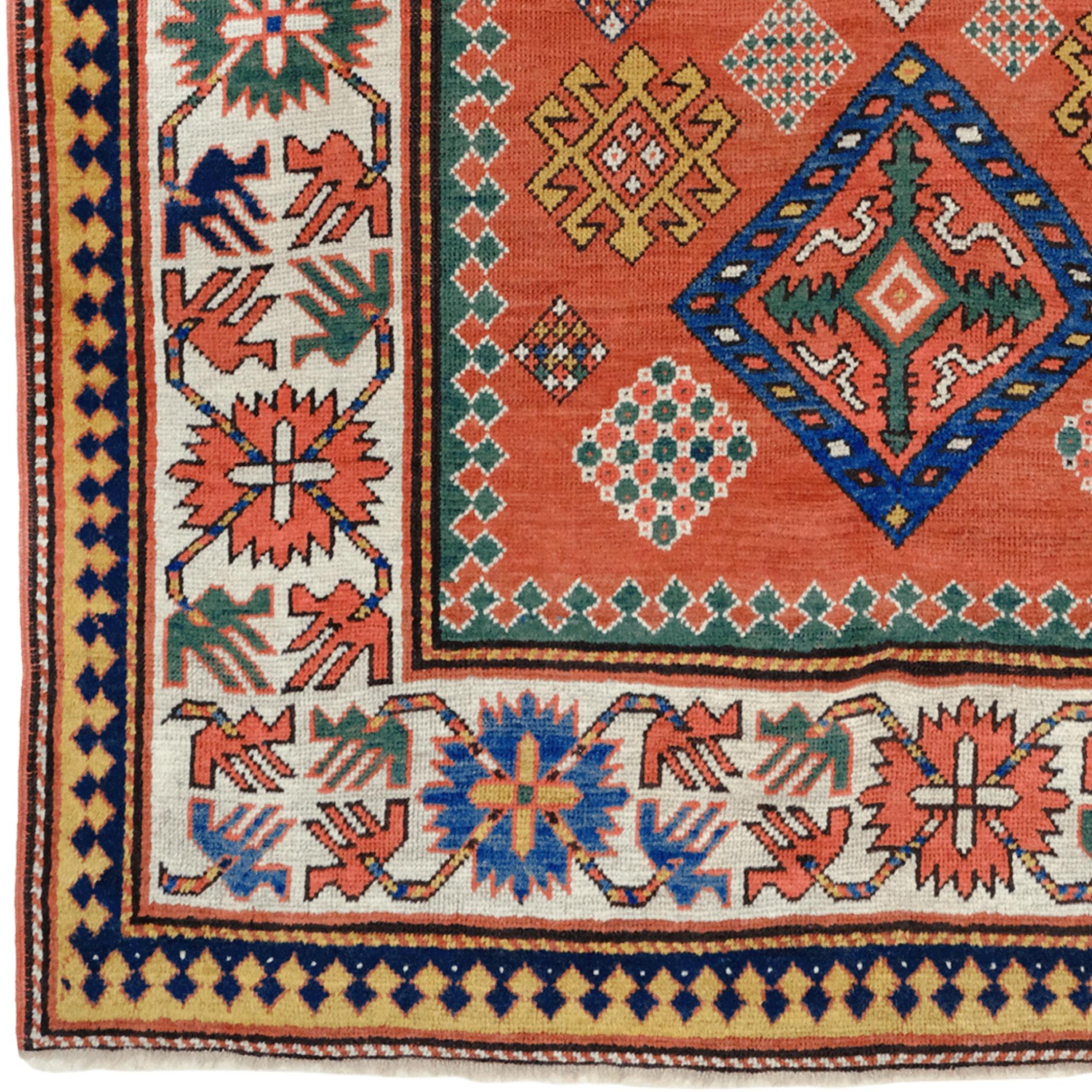 Esta magnífica alfombra antigua kazaja es una obra única de artesanía, tejida en la región del Cáucaso a mediados del siglo XIX. Sus vibrantes colores, detallados motivos y llamativo diseño reflejan la rica herencia de la cultura kazaja.

La gran