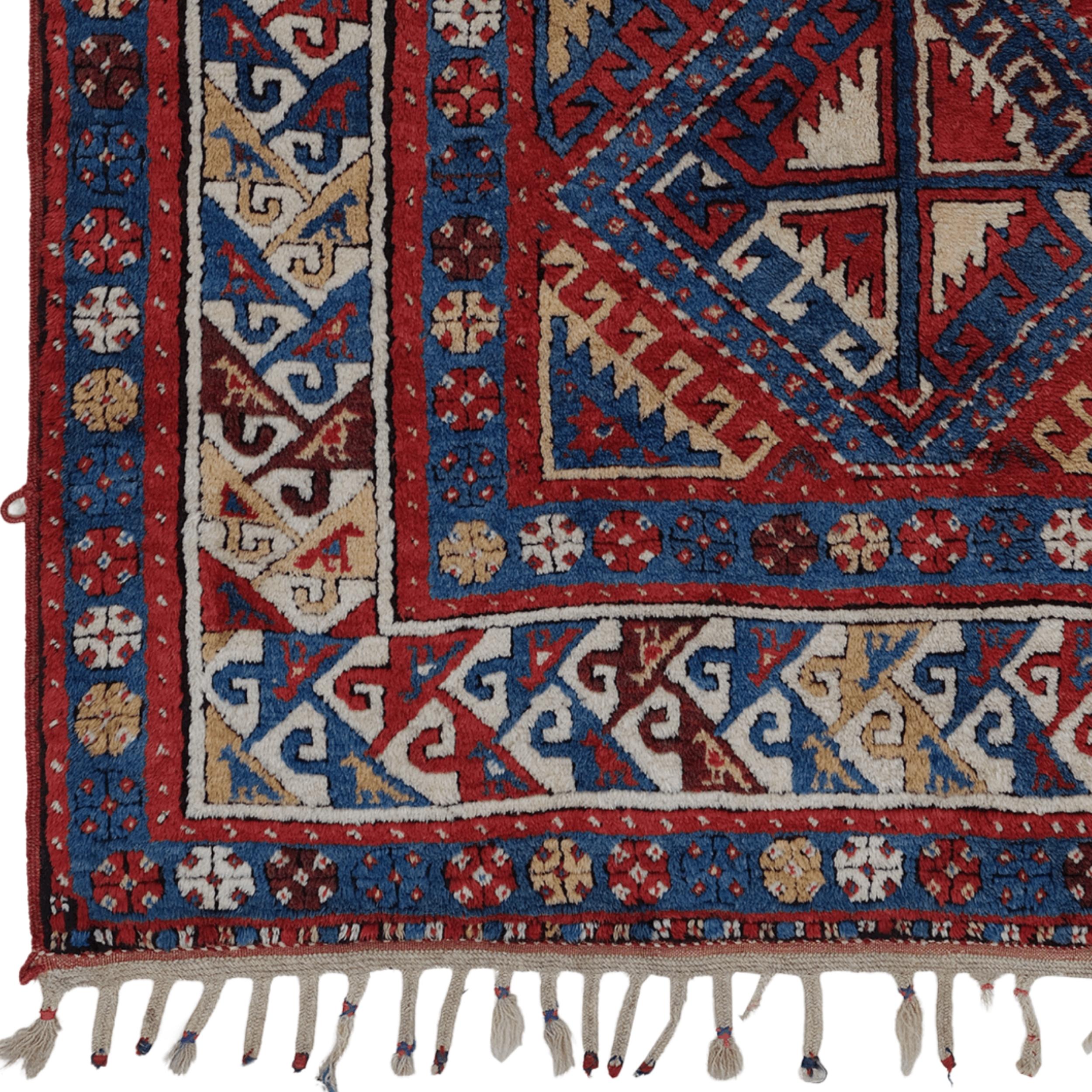 Ce tapis kazakh antique du milieu du XIXe siècle éblouit par son riche héritage culturel et son artisanat exquis. Les motifs traditionnels kazakhs ont été minutieusement dessinés dans les moindres recoins du tapis, et chacun d'entre eux a une