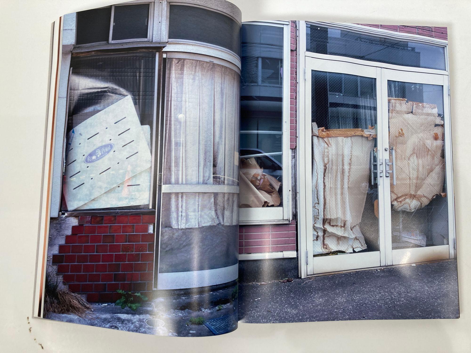 Papier Middle Plane Art Magazine No. 4 Christo et Jeanne-Claude 2021 en vente