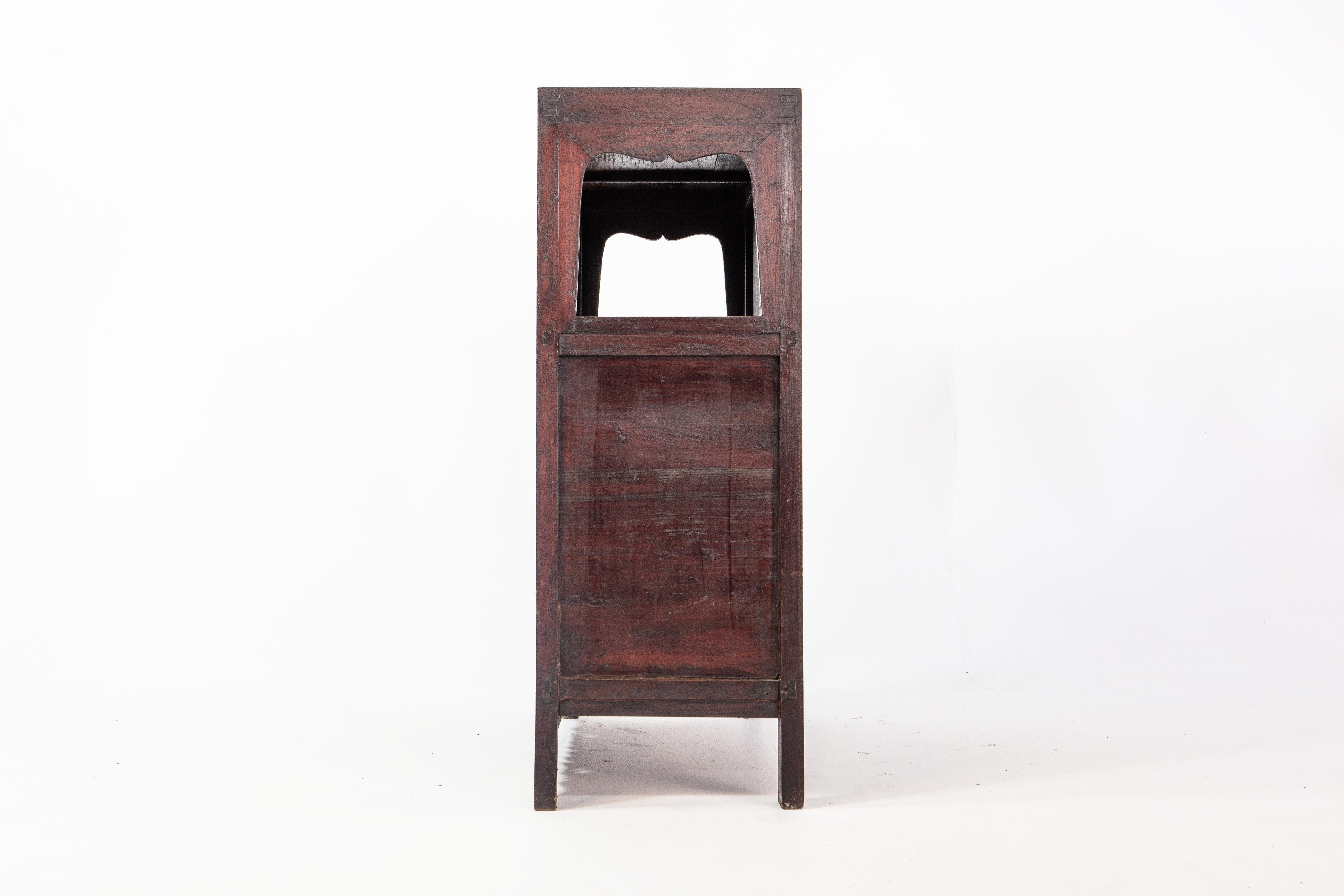 Middle-Qing Dynasty Display Cabinet In Good Condition In Chicago, IL