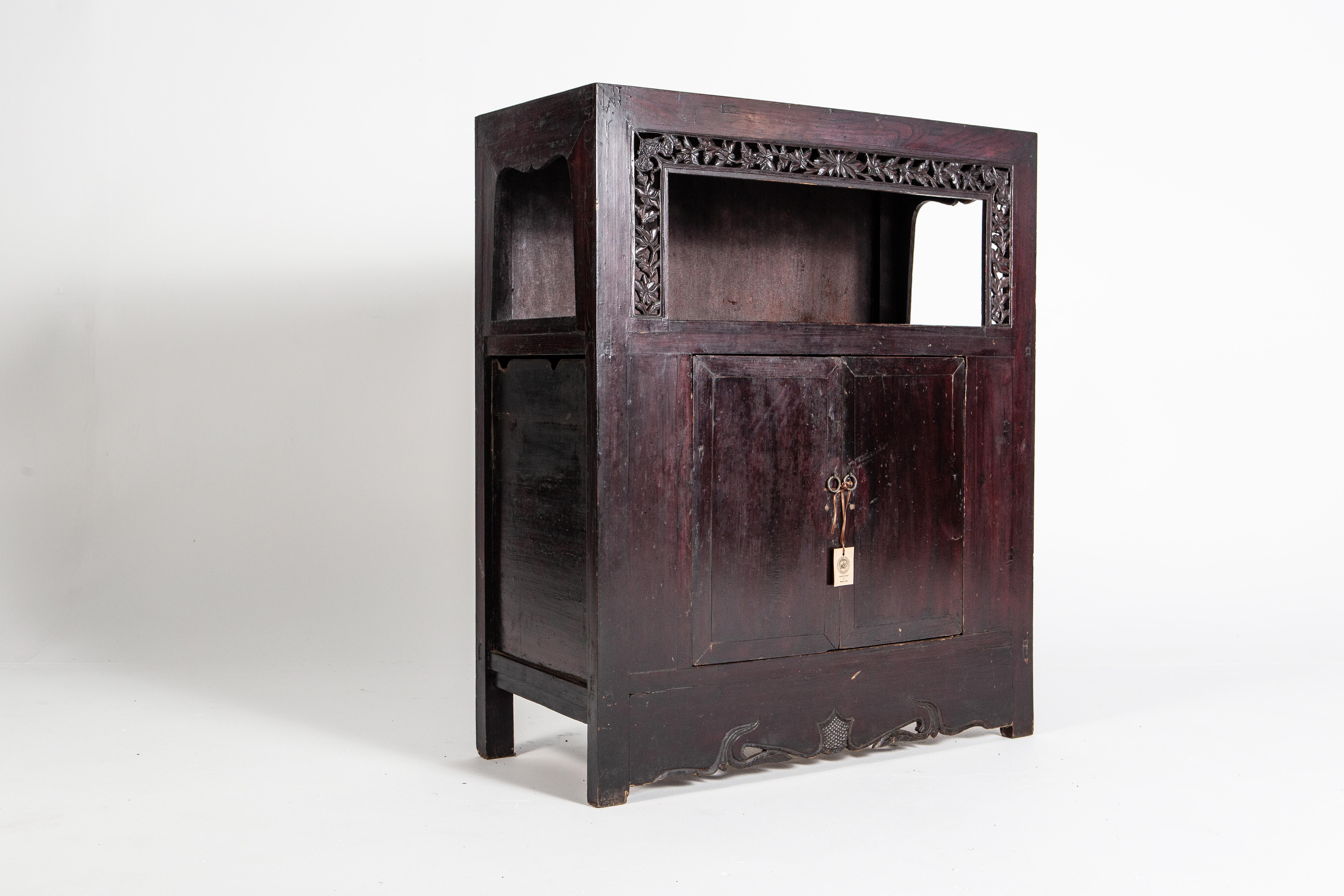 19th Century Middle-Qing Dynasty Display Cabinet