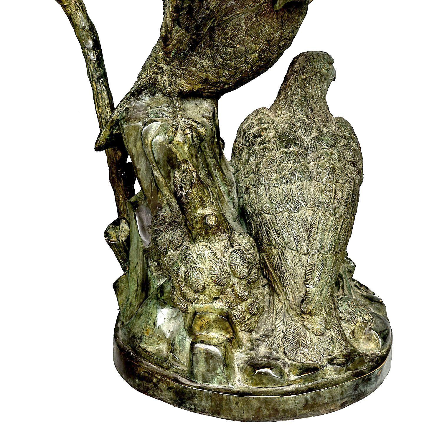 Middle table with bronze eagles with green patina surmounted by a glass slab with bevelled edges. (note a chip on the edge of the tray) Dimension: 117 cm in diameter by 74 cm in height.