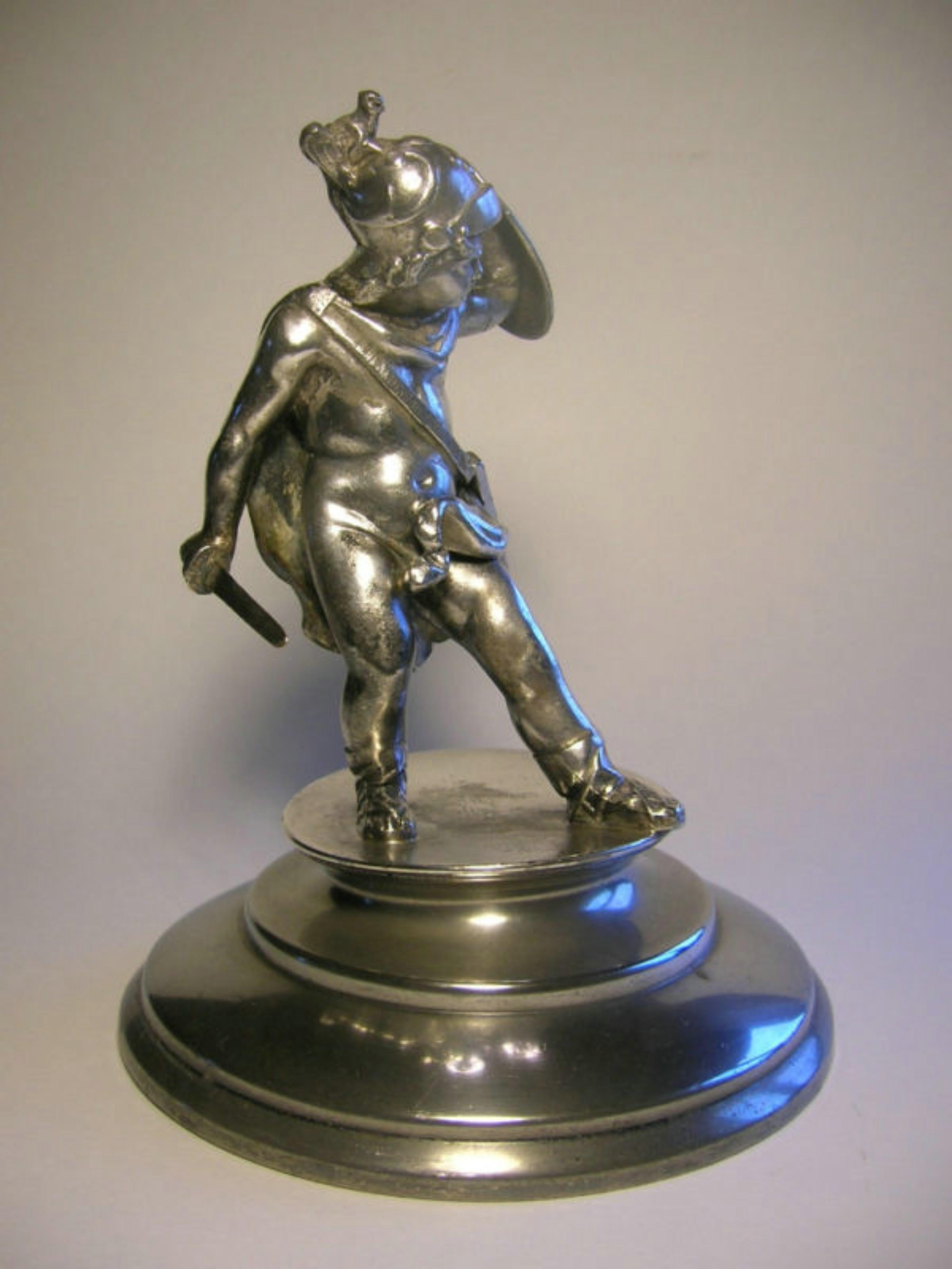 Plaqué argent MIDDLETOWN PLATE CO. - Statue de guerrier néoclassique ancienne - États-Unis - fin du XIXe siècle en vente