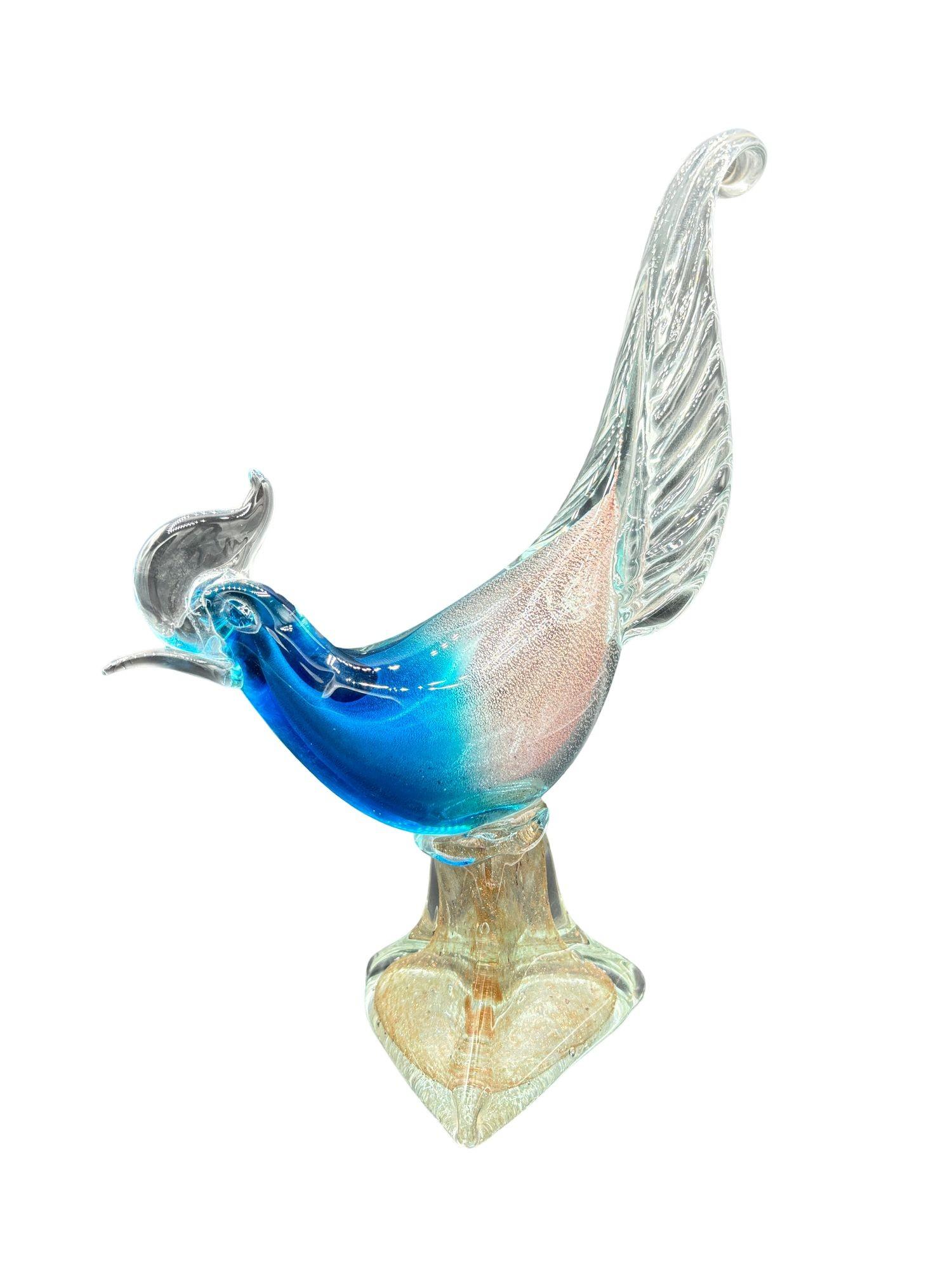 Figurina di fagiano in vetro artistico di Murano della metà del secolo scorso Attribuita a Barovier&Toso, questa squisita scultura della metà del secolo scorso è caratterizzata da un'impressionante tonalità di blu profondo esaltata da bolle