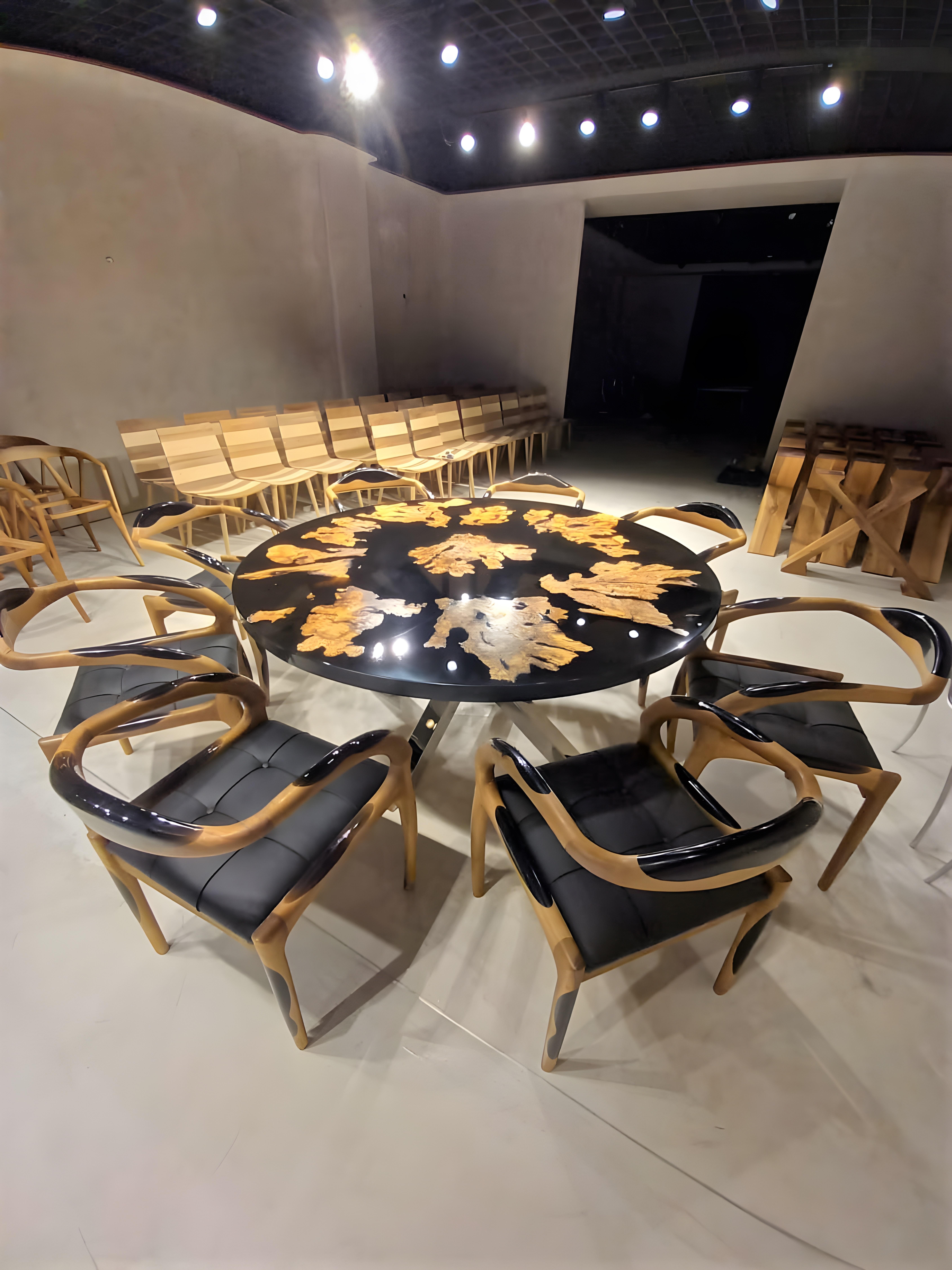 Organique Table de salle à manger ronde Midge : bois d'olivier, résine et pieds araignées chromés de qualité supérieure en vente