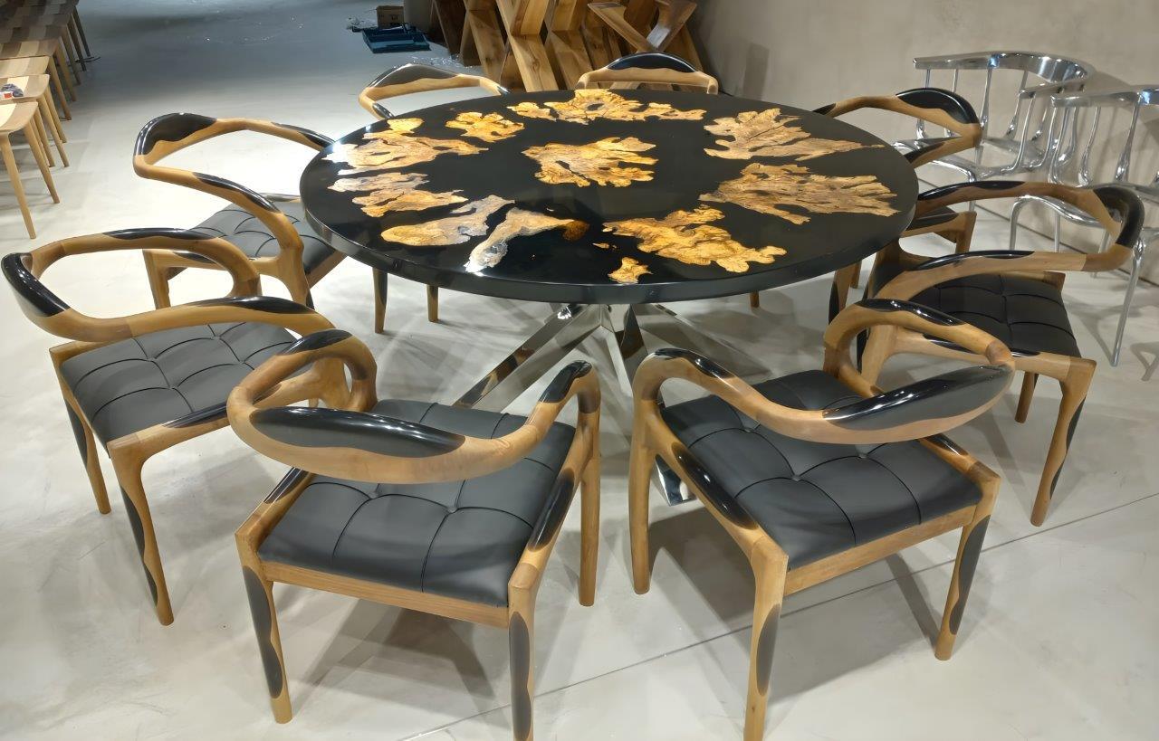 Turc Table de salle à manger ronde Midge : bois d'olivier, résine et pieds araignées chromés de qualité supérieure en vente