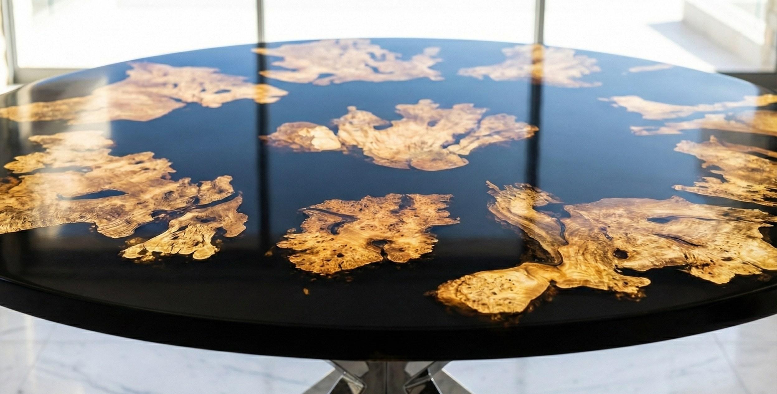 Chrome Table de salle à manger ronde Midge : bois d'olivier, résine et pieds araignées chromés de qualité supérieure en vente