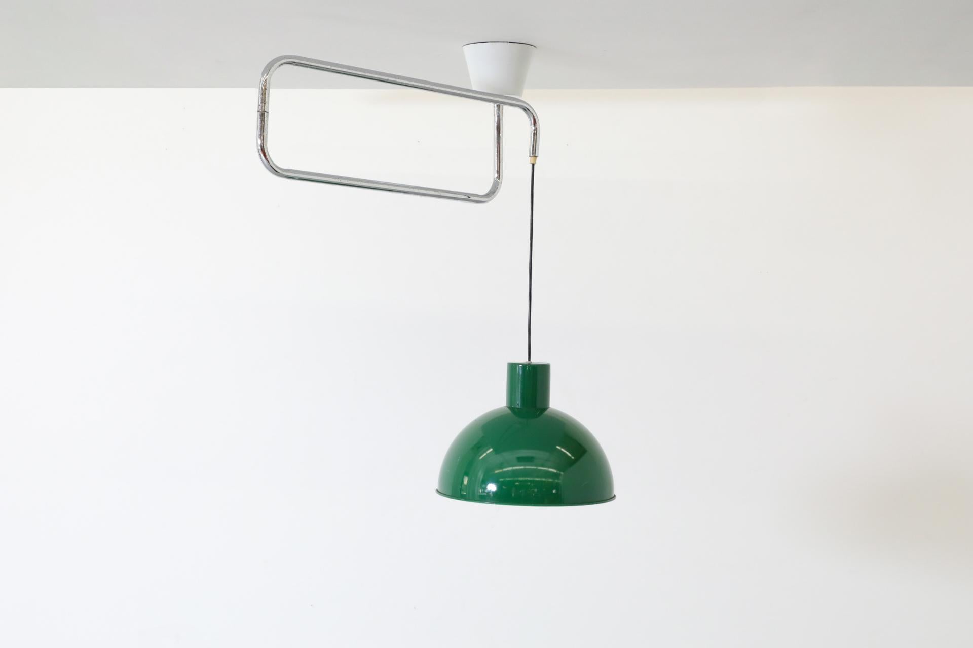 Jo Hammerborg ha progettato il grande pendente da soffitto Midi Bunker prodotto da Fog & Mørup. Modello raro, regolabile in altezza, da incasso a soffitto con baldacchino bianco, braccio oscillante cromato e paralume a cupola in metallo smaltato