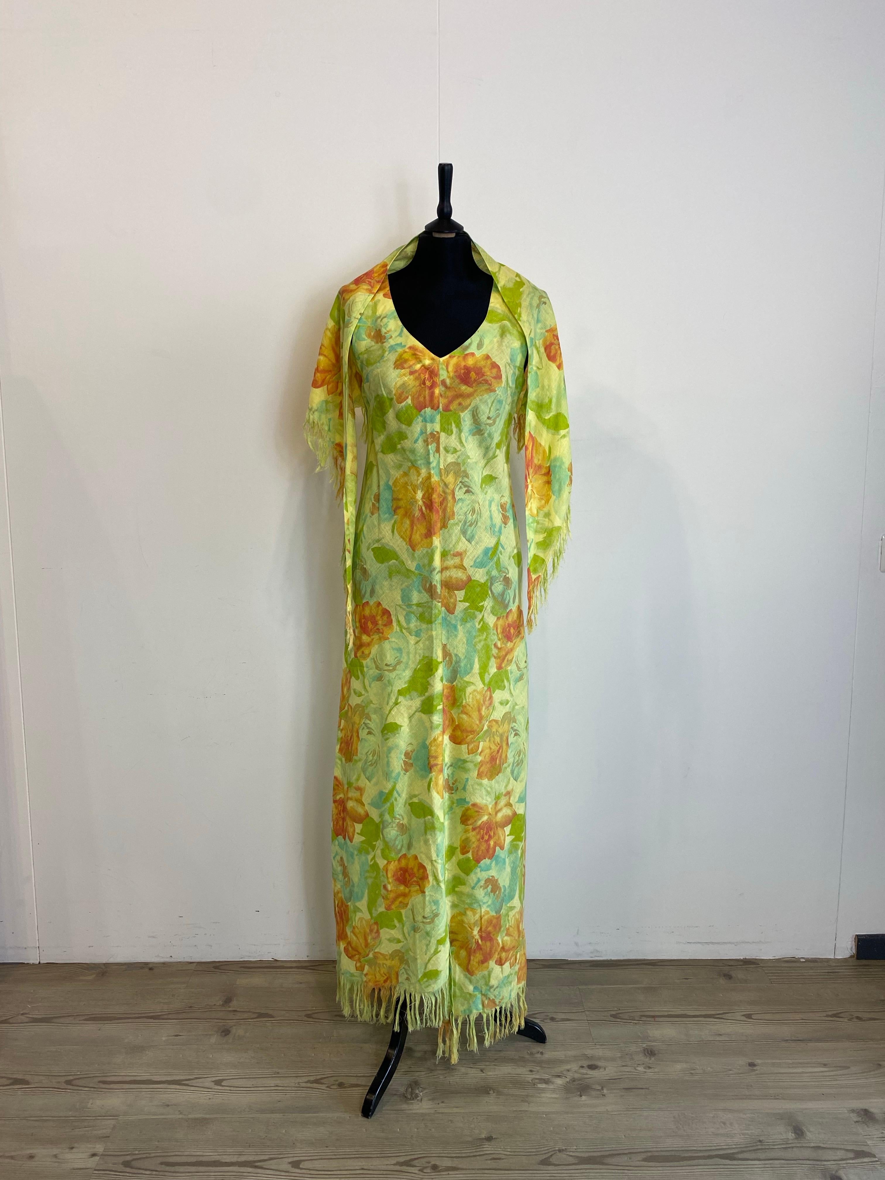 Abito midi con capospalla.
100% lino.
Taglia S.
Misure del vestito:
Lunghezza 140 cm.
Vita 42 cm.
Misure del capospalla triangolare:
Lunghezza 150 cm.
Altezza 46 cm.
Ottime condizioni, presenta segni di utilizzo come mostrato nelle foto.