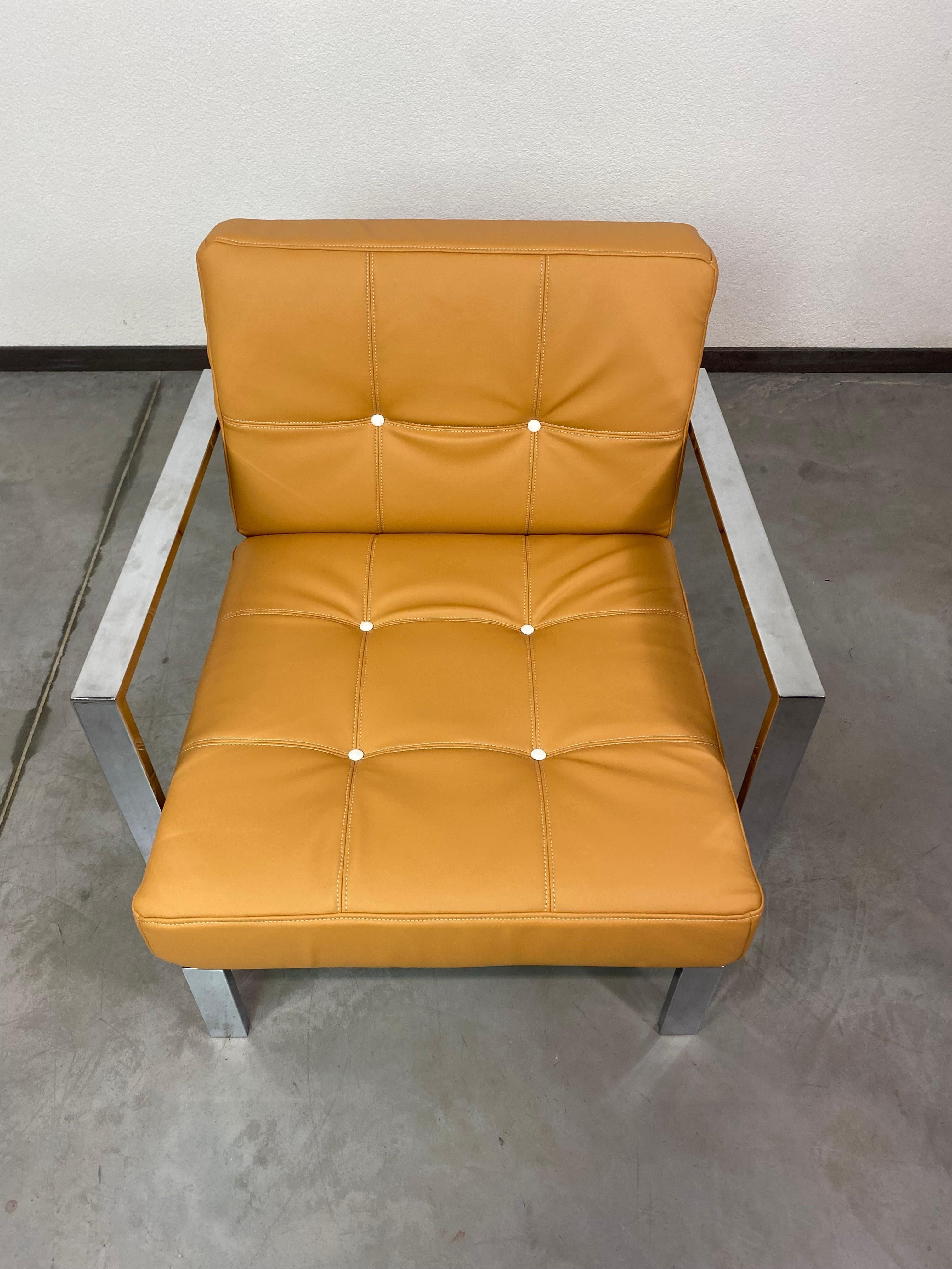 Chrome Midncenury design lounge chair - Studio biege For Sale
