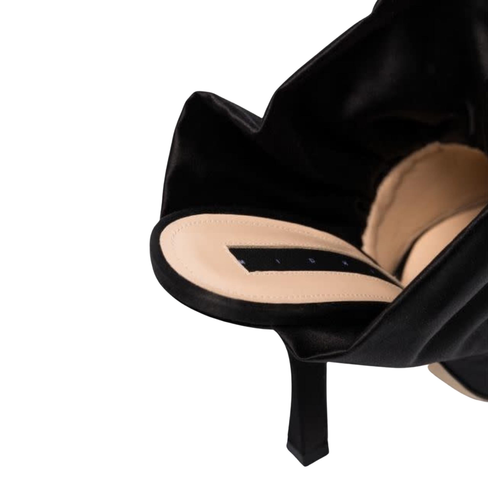 Midnight 00 Antoinette Moon 55 Ruffle Pumps Black (37 EU) In New Condition For Sale In Montreal, Quebec
