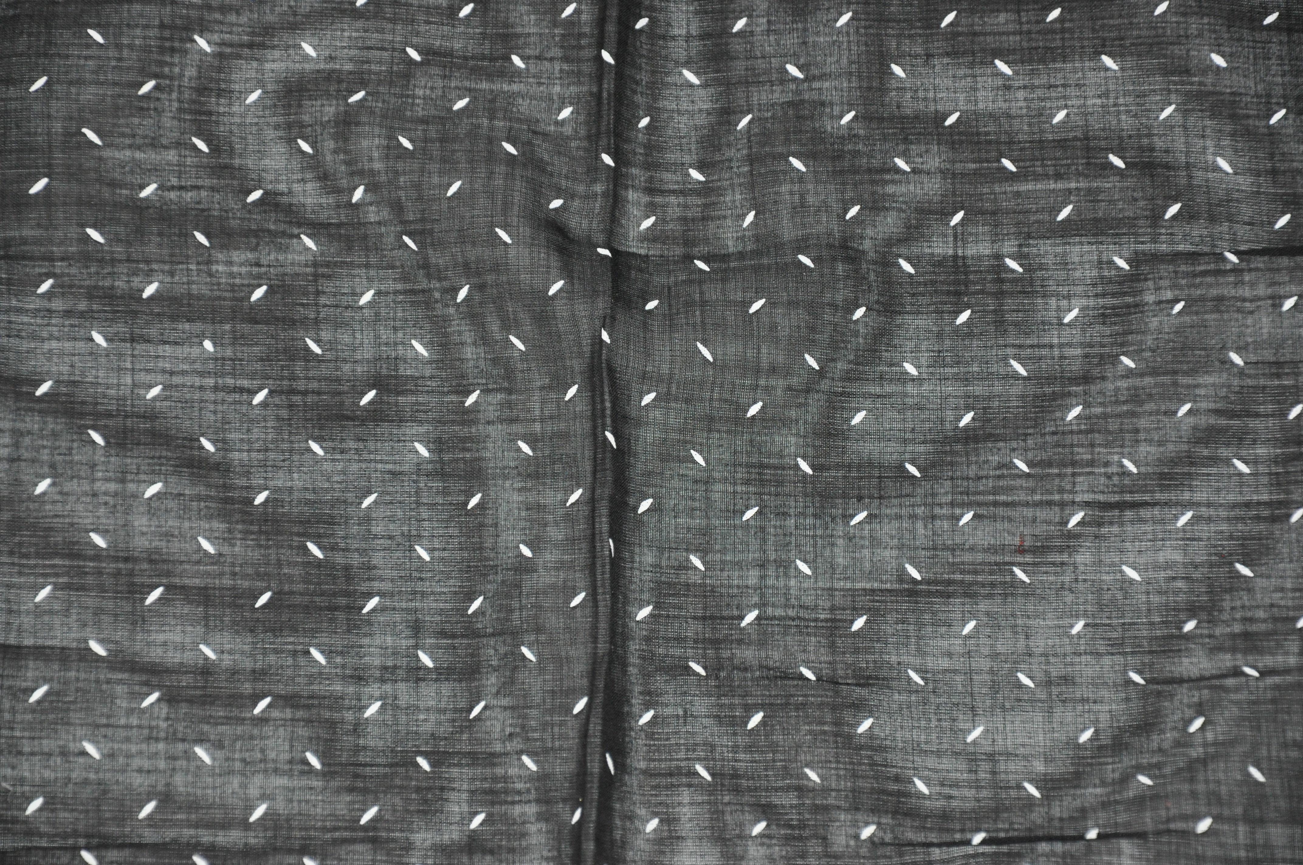        Ce mouchoir pour homme en coton noir minuit avec des bordures ivoires entourant des 