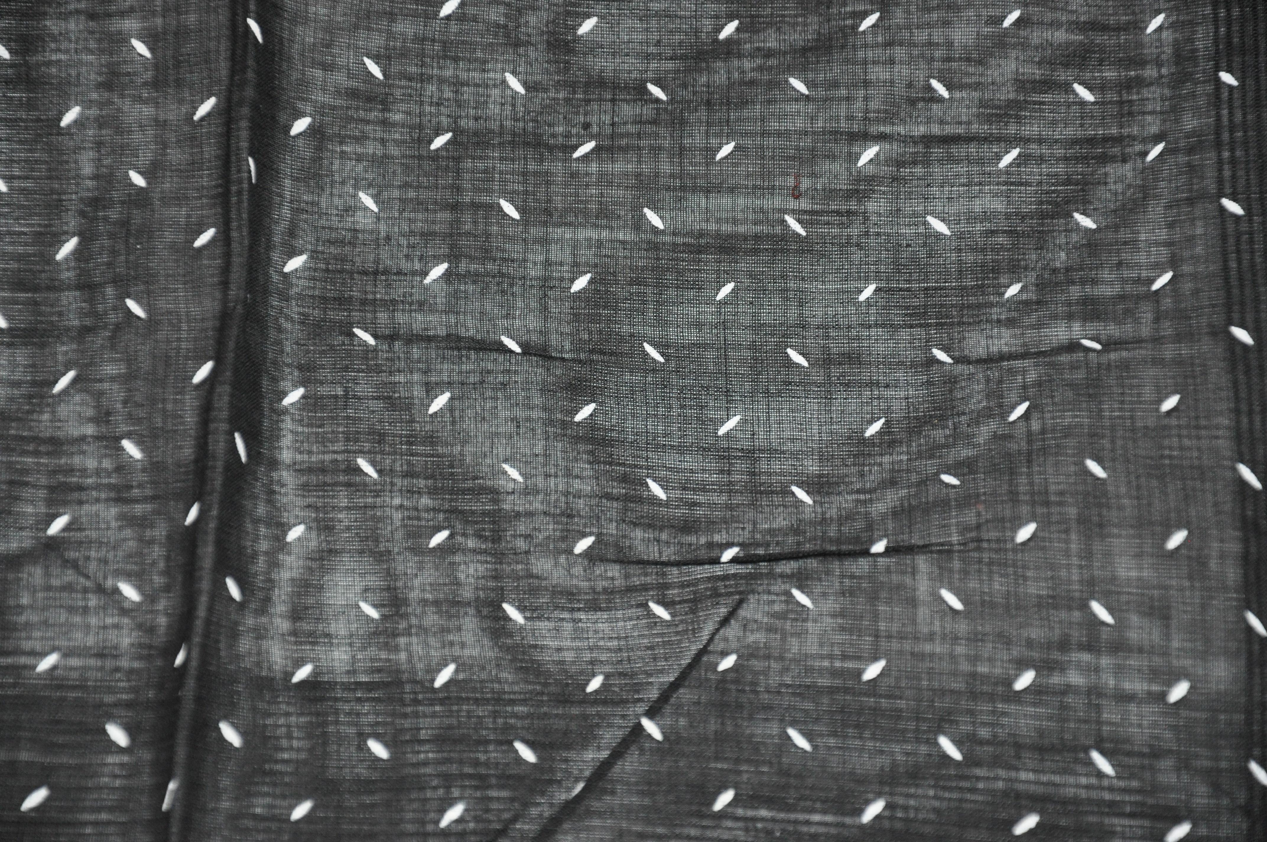Midnight Black mit elfenbeinfarbener Bordüre „Raindrops“ Baumwollhandtaschentuch (Schwarz) im Angebot