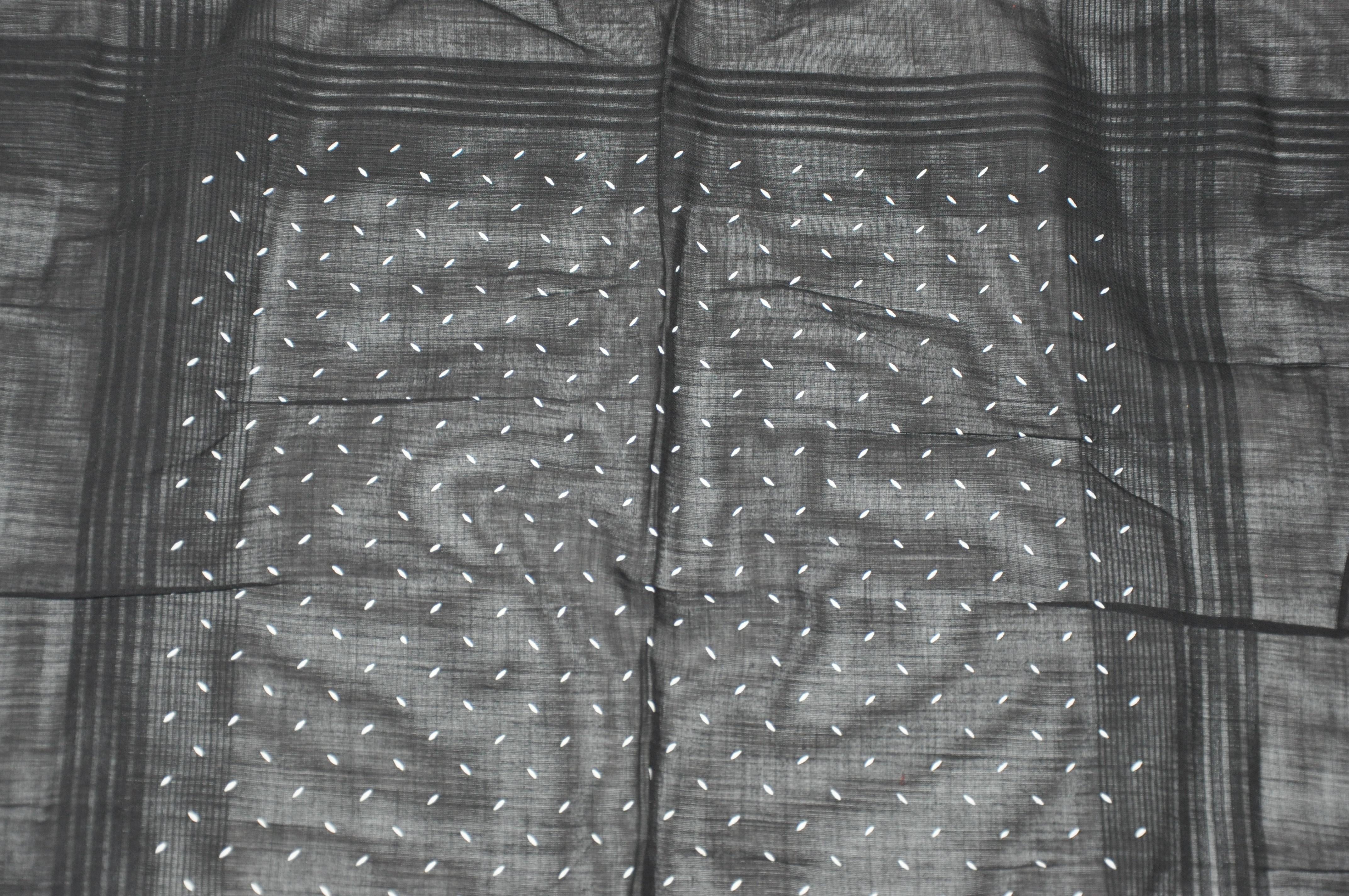 Mouchoir à main en coton noir nuit avec bordure ivoire « Raindrops » en vente 1