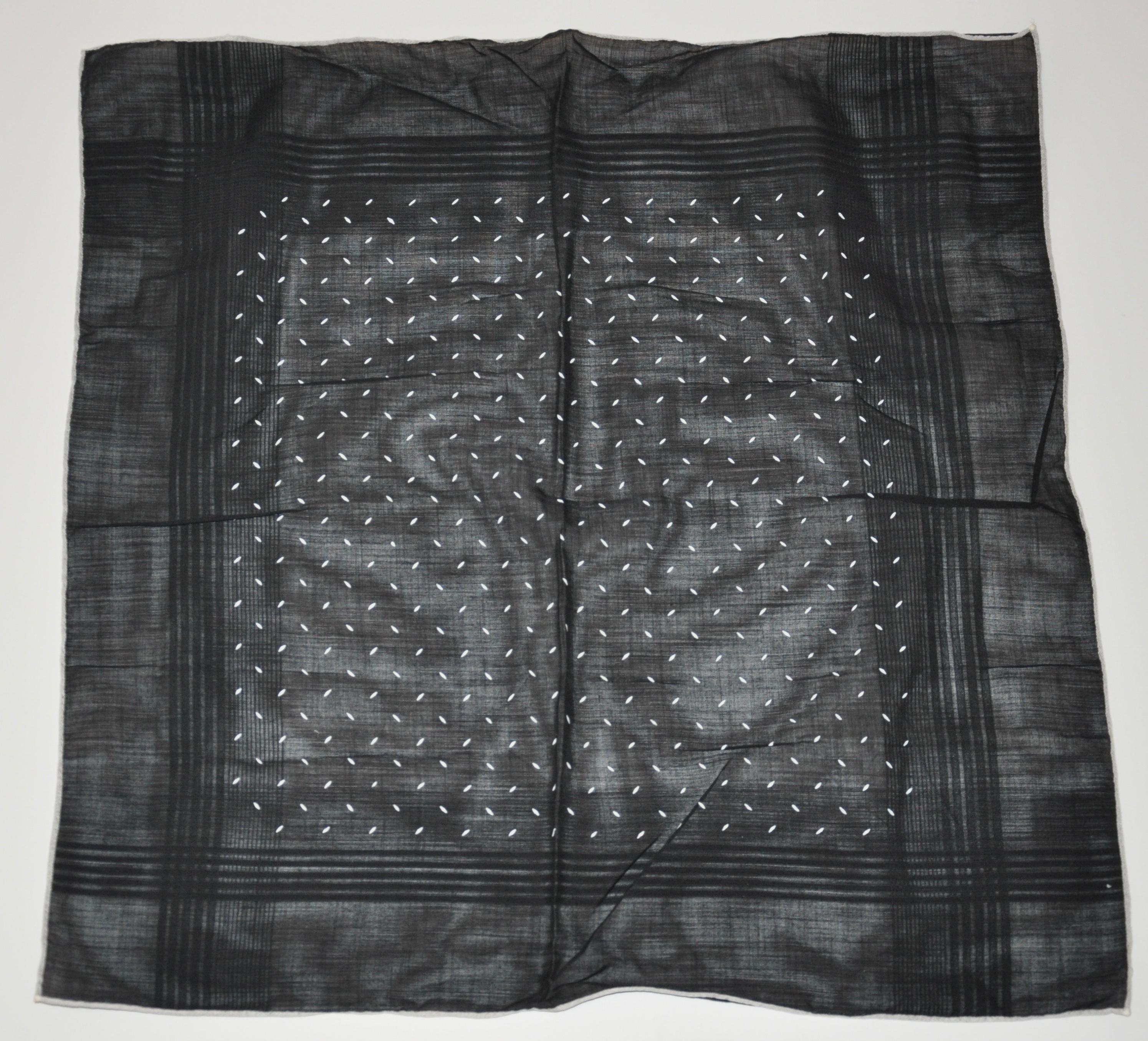 Midnight Black mit elfenbeinfarbener Bordüre „Raindrops“ Baumwollhandtaschentuch im Angebot 2