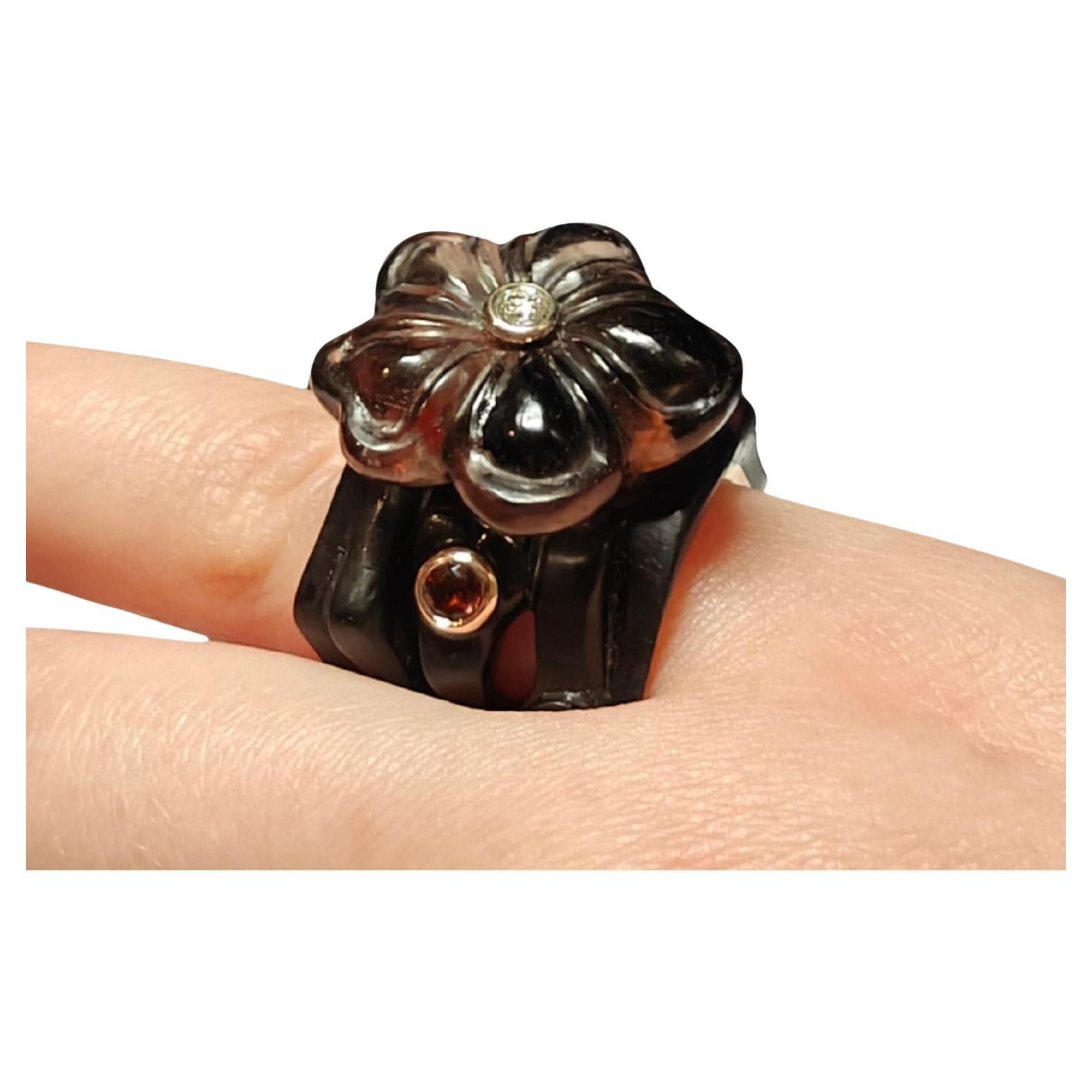 Anello Midnight Blossom Oro rosa 14 carati, legno d
ebano, fiore di quarzo fumé 28 carati