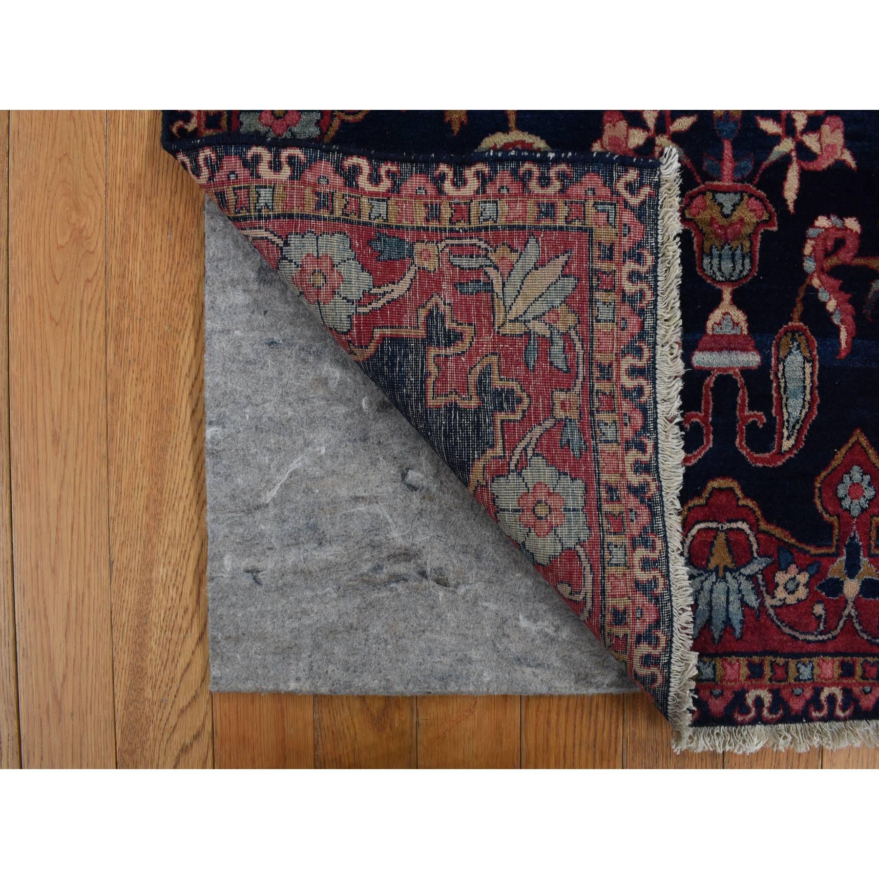 Mitternachtsblauer antiker persischer Sarouk-Teppich aus Wolle in voller Flor 2'10
