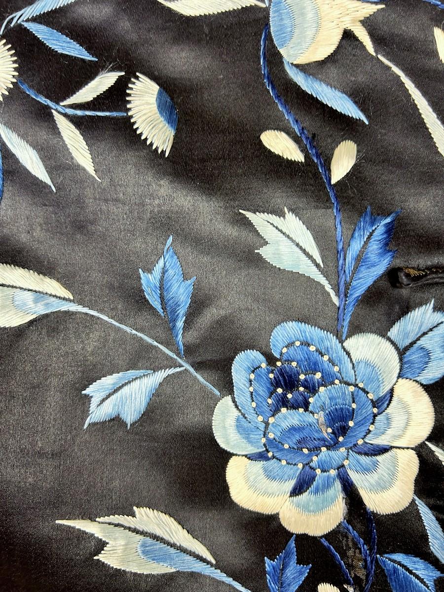 Midnight blue embroidered satin Kimono coat - China Qing Period Circa 1880-1900 6