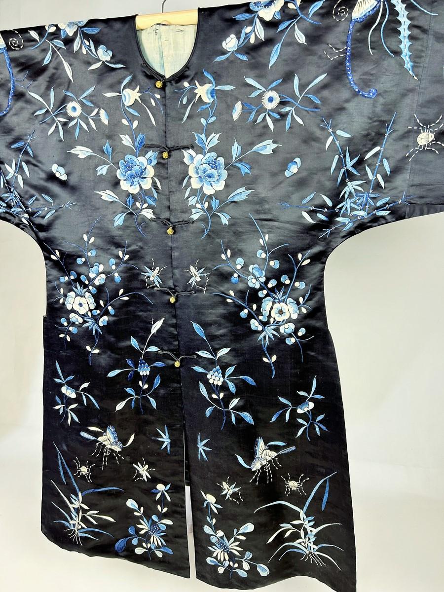 Midnight blue embroidered satin Kimono coat - China Qing Period Circa 1880-1900 In Good Condition In Toulon, FR