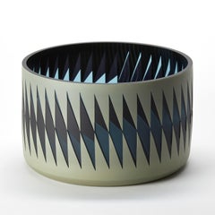 Centre de table en verre graphique bleu foncé et kaki de Sarah Wiberley