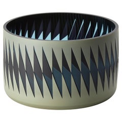 Centre de table en verre graphique bleu foncé et kaki de Sarah Wiberley