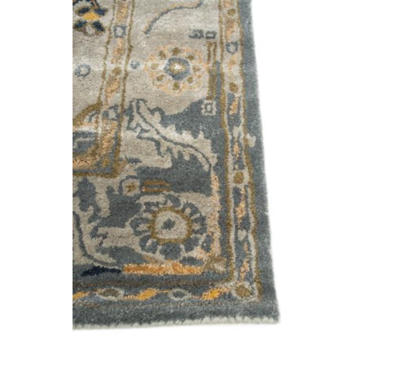 Enchantez votre espace de vie avec l'allure de ce superbe tapis tufté à la main de notre collection Mythos. C'est un chef-d'œuvre qui allie harmonieusement un design complexe à une palette de couleurs exotiques. Cette beauté est disponible dans