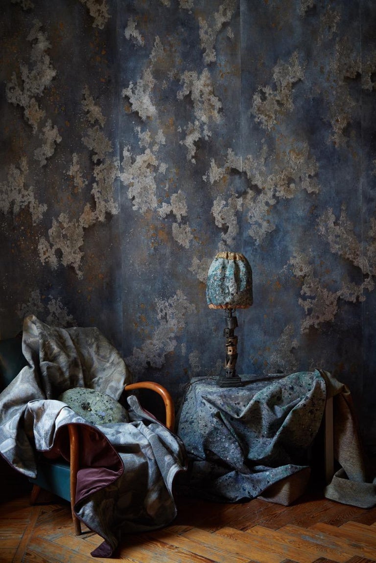 Inspired by the mysterious moon surface, made by lights and shadows. In collaboration with Martyn Thompson.
Wallpaper with a complex texture. The three- dimensional effect is obtained with copper powder that highlights the deeper sections; silver