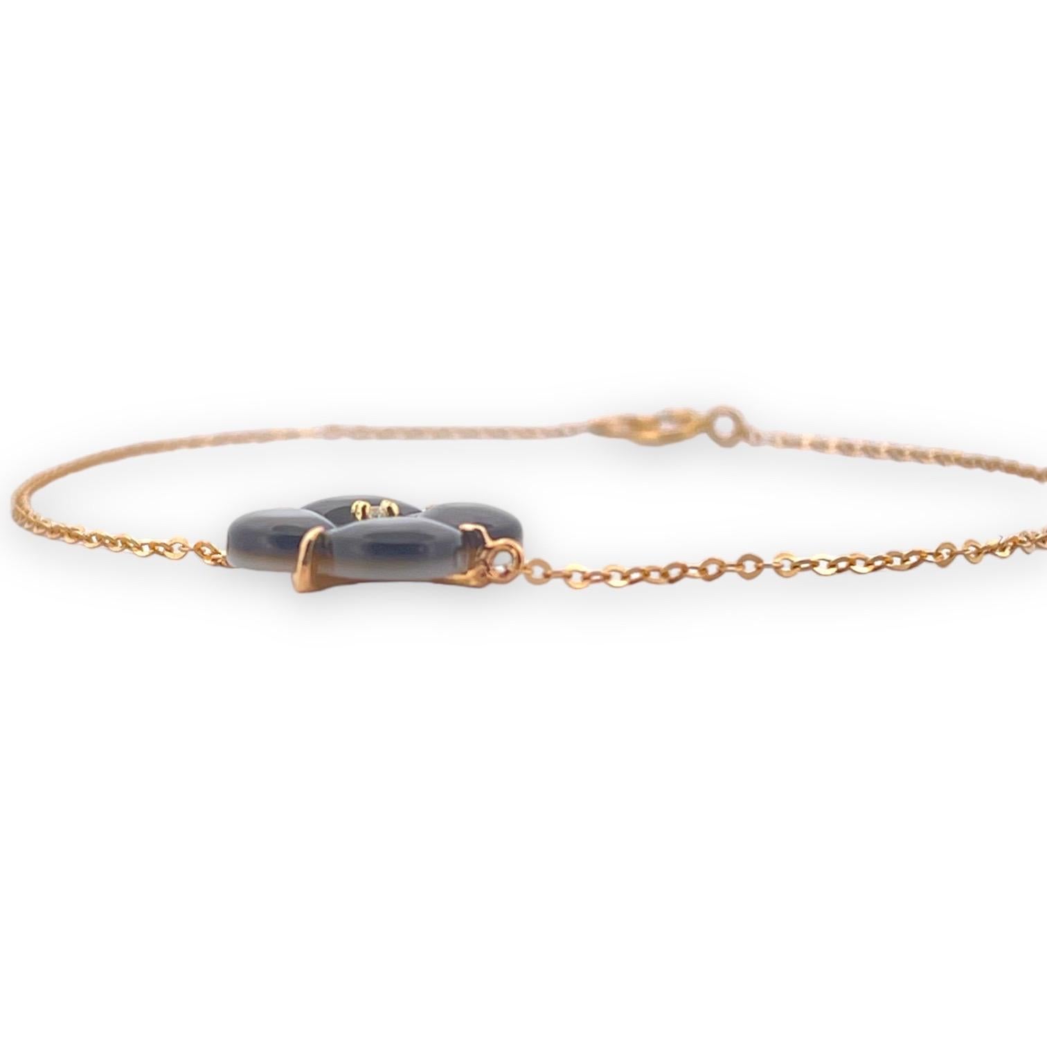 The 18K yellow gold midnight mother of pearl clover bracelet is a dazzling and refined accessory that seamlessly blends classic elegance style.
Crafted from solid 18-karat yellow gold, the bracelet features a series of clover motifs, each adorned