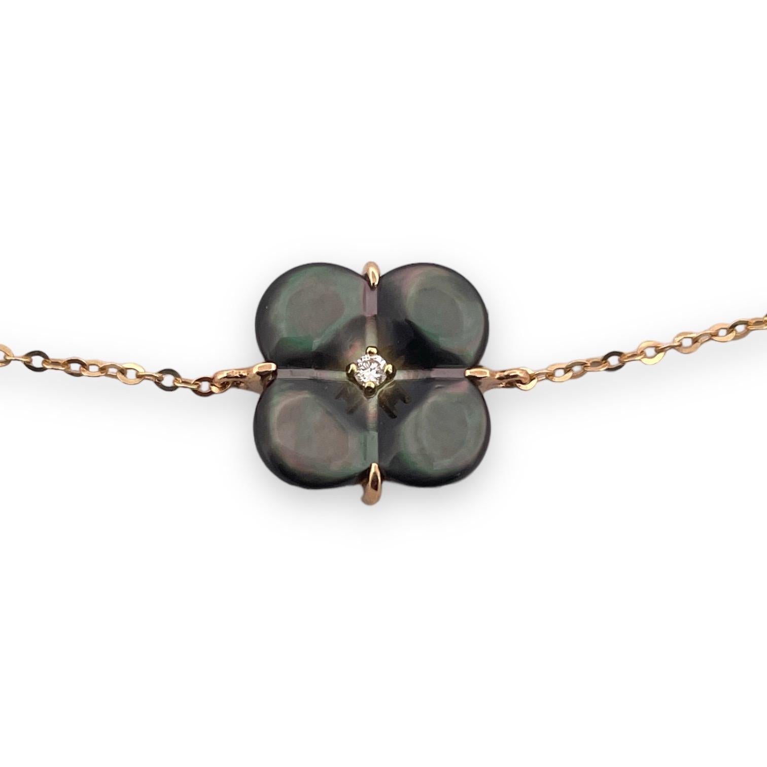 Round Cut Midnight Mother Of Pearl Clover Natural Diamond Bracelet 18K Gold For Sale