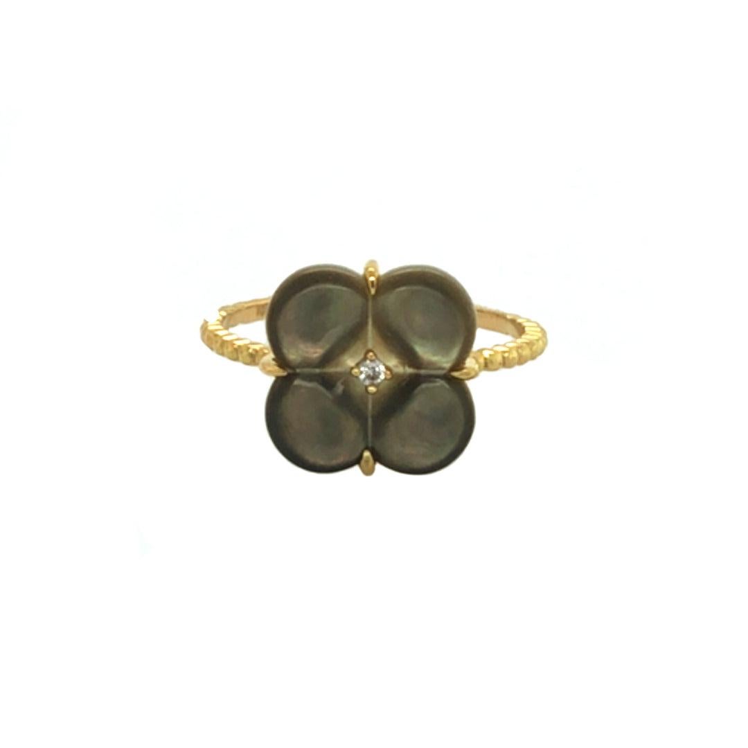 18K yellow gold midnight mother of pearl clover design diamond ring is an exquisite piece of jewelry that seamlessly blends elegance with a touch of whimsy.
Crafted from high-quality 18-karat yellow gold, the ring showcases a delicate clover design