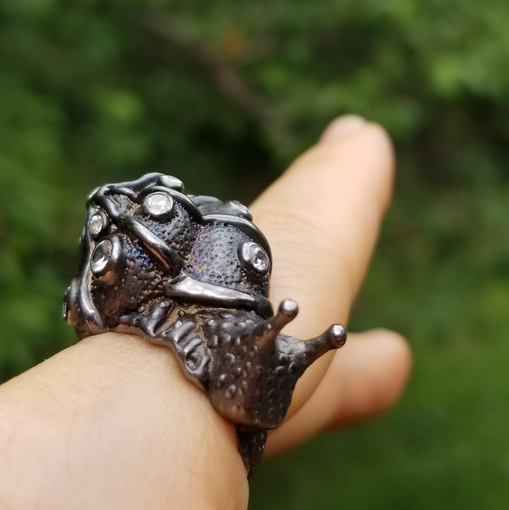 Round Cut Midnight snail ring For Sale