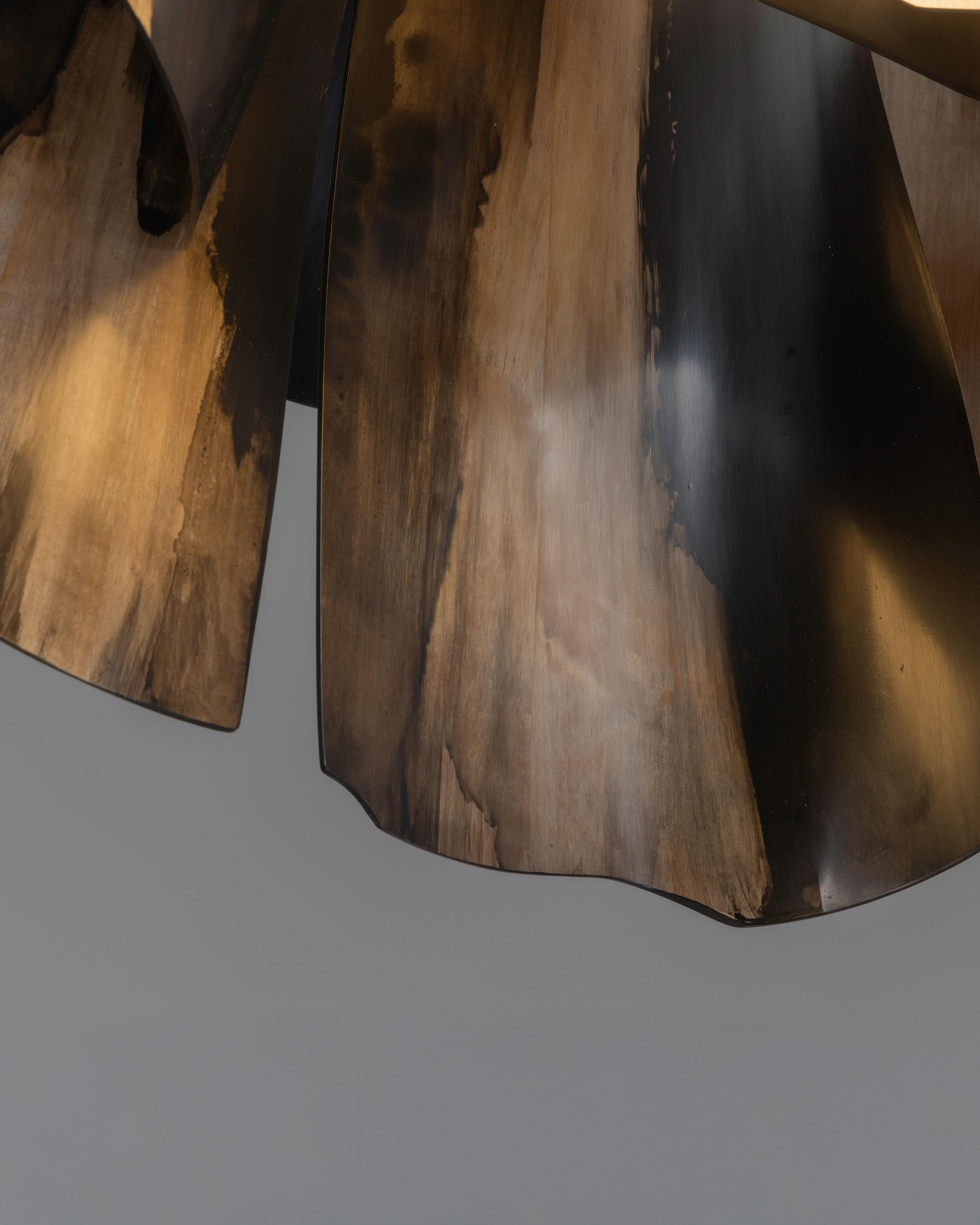 Sicomoro, Nogal, Cerezo y Resina
Colgante principal, excluida la barra de caída:
H. 110 x An. 100 cm
H. 43 1/4 x An. 39 3/8 pulgadas