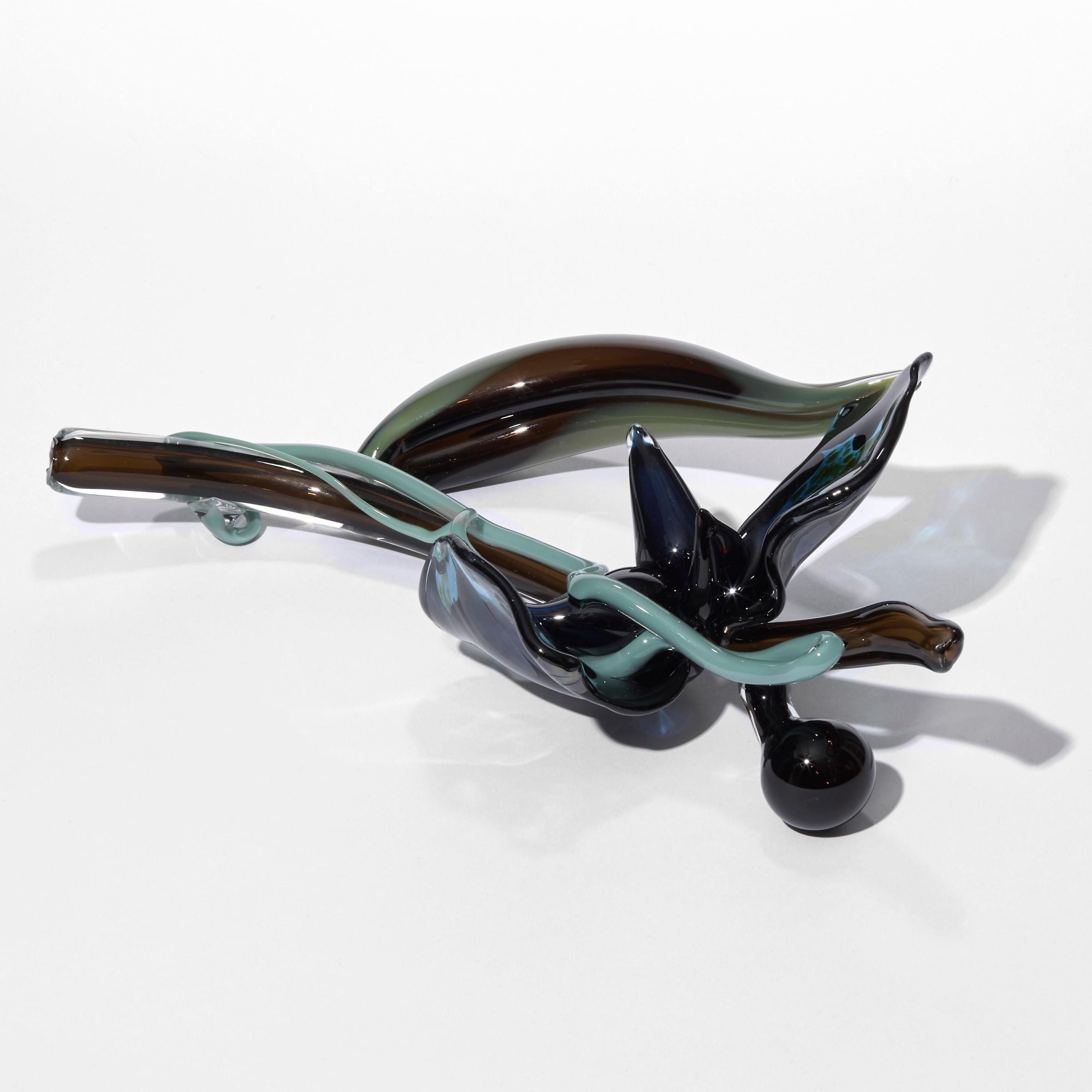 Organico moderno Midnight Vanda, a blue & brown botanical glass artwork by Michèle Oberdieck in vendita