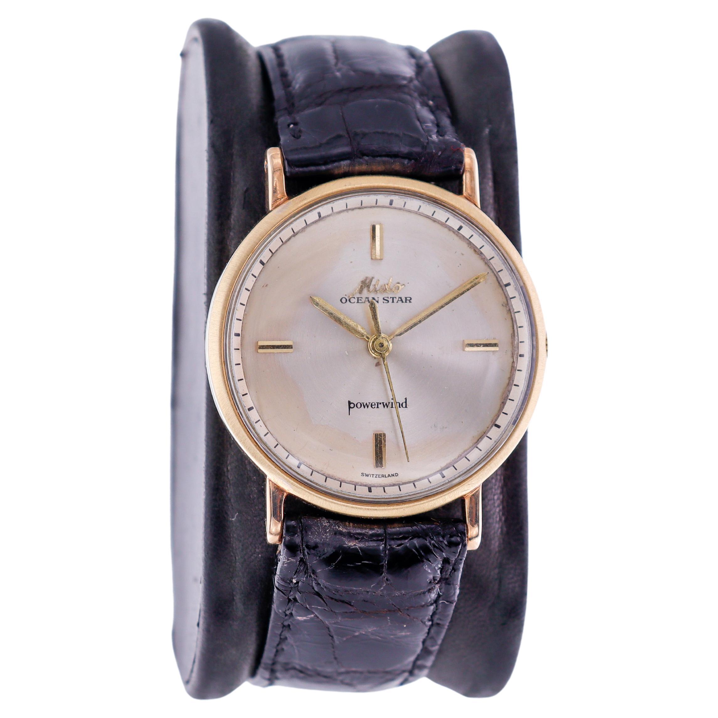 FABRIK / HAUS: Mido Uhrenfabrik
STIL / REFERENZ: Ocean Star 
METALL / MATERIAL: 14Kt Gelbgold
ABMESSUNGEN: Länge 39mm X  Durchmesser 32mm
CIRCA: 1950er Jahre
UHRWERK / KALIBER: Kraftaufzug / 17 Jewels 
ZIFFERBLATT / ZEIGER: Original versilbert mit